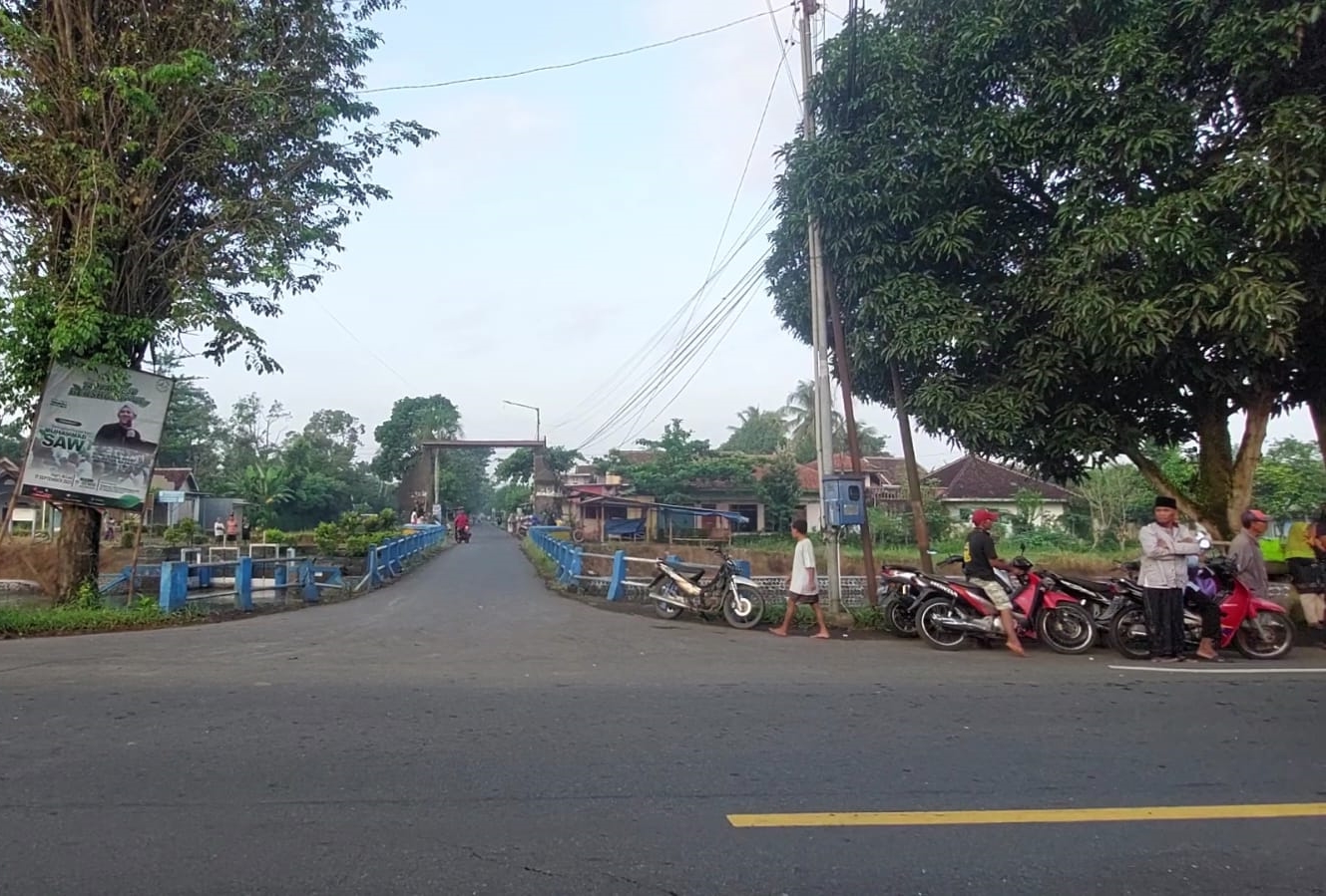 LOKASI RAWAN LAKA: Jalan simpang empat Dusun Sadengan, Desa Rowotengah, Kecamatan Sumberbaru yang sering terjadi kecelakaan.(JUMAI/RJ)