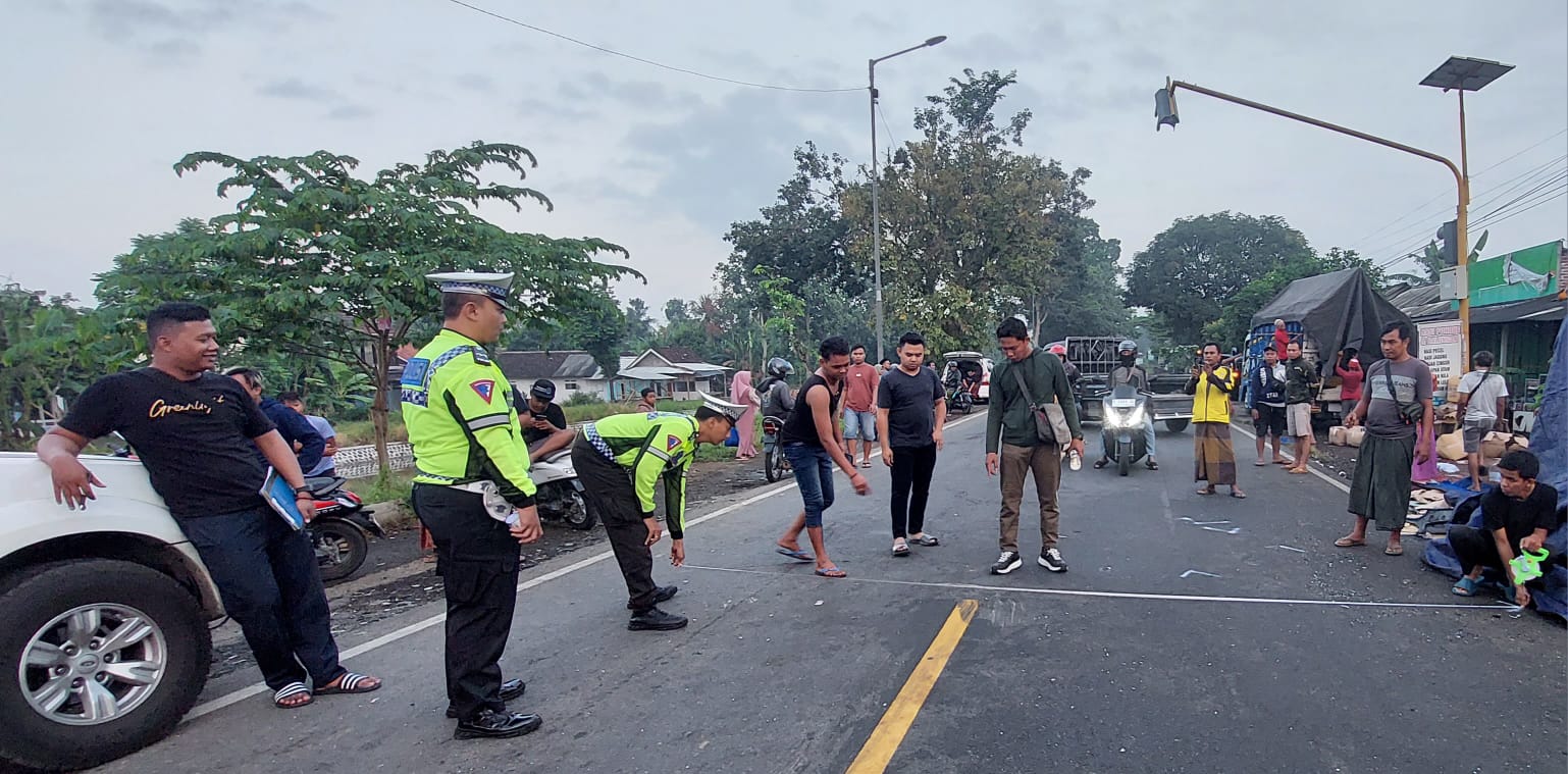 OLAH TKP: Anggota unit lakalantas Polres Jember saat melakukan olah tempat kejadian perkara (tkp) pada Jumat (10/5/2024) lalu. (JUMAI/RJ)
