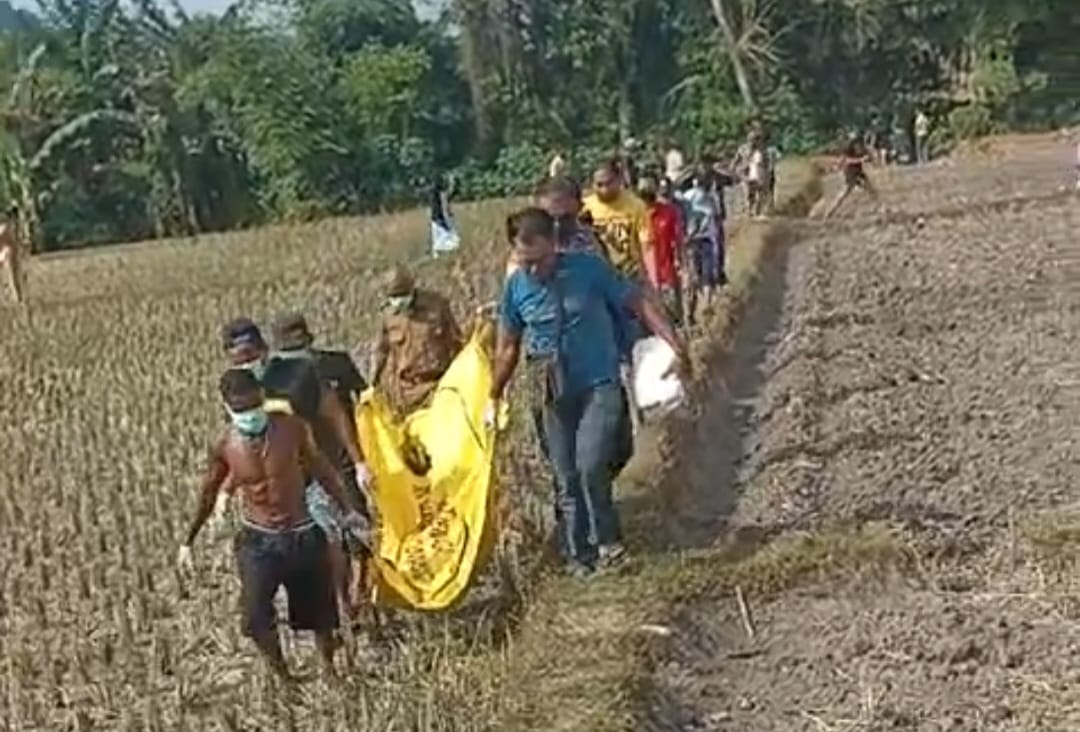 EVAKUASI: Anggota Polsek Ambulu bersama warga saat mengevakuasi jasad Suni, 75, yang ditemukan meninggal dievakuasi kerumahnya.