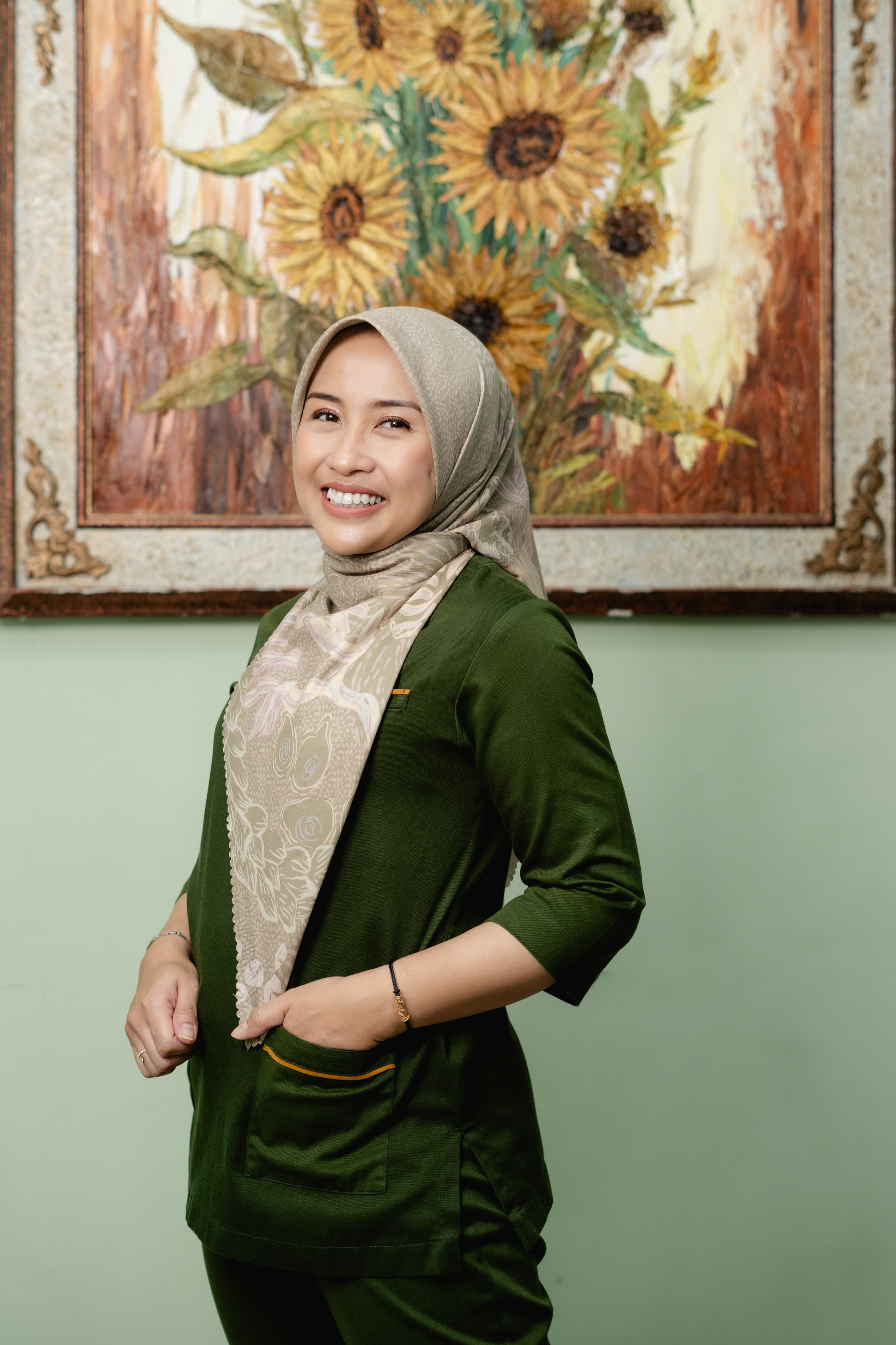 "Dibilang capek, tidak ya, karena senang ketika bisa mengubah ruangan menjadi cantik."  DIAN ALFIYATUL ULIYAH Kepala Puskesmas Sumbersari