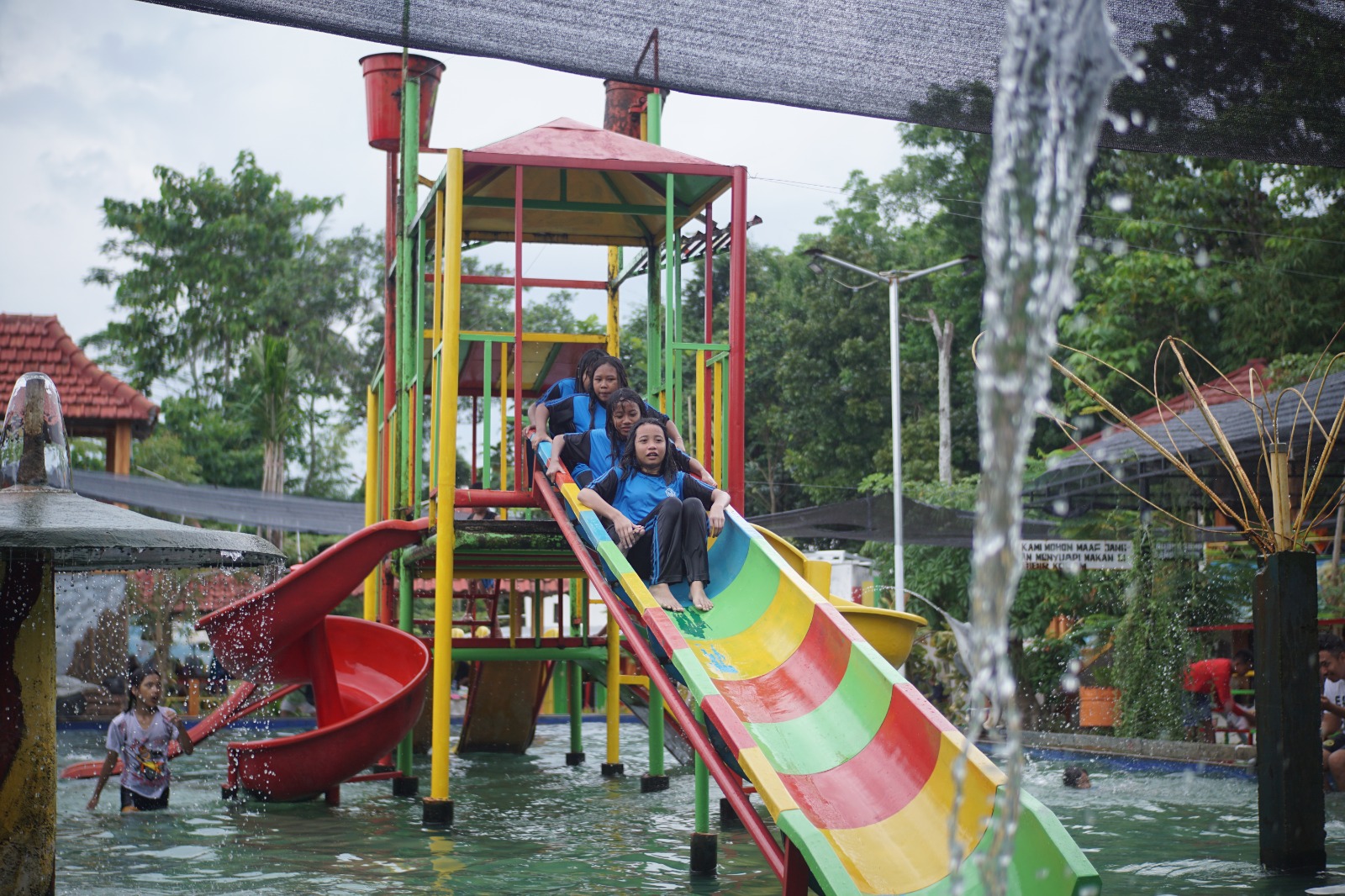SERU: Sejumlah anak-anak ketika bermain di wahana aterpark Annasya. Salah satu wisata kolam renang pilihan keluarga yang ada di Jember. (YULIO/RJ)