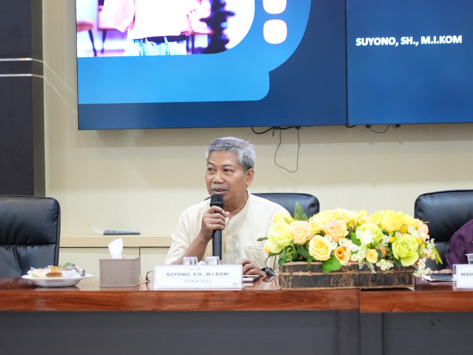 BERI PENJELASAN: Suyono, Dosen Ilmu Komunikasi FISIP Unmuh Jember, saat memberikan paparan tentang ancaman kebebasan pers atas rencana pembahasan RUU Penyiaran.