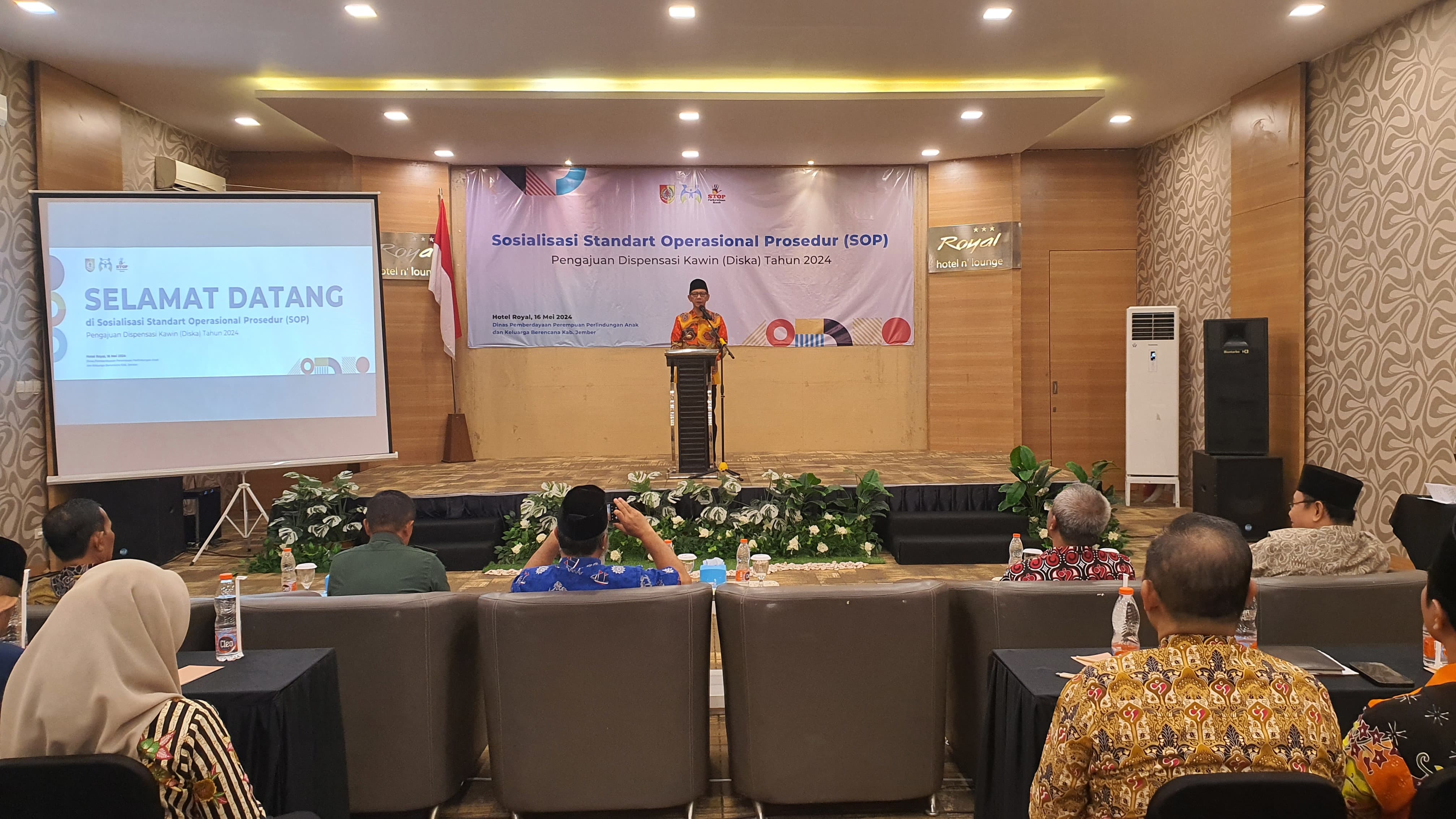 ARAHAN: Wabup Jember MB Firjaun Barlaman memberikan arahan kepada berbagai elemen masyarakat terkait aturan perketat diska di Hotel Royal, Kamis (16/5) pagi.(AZZQAL AZQIYA