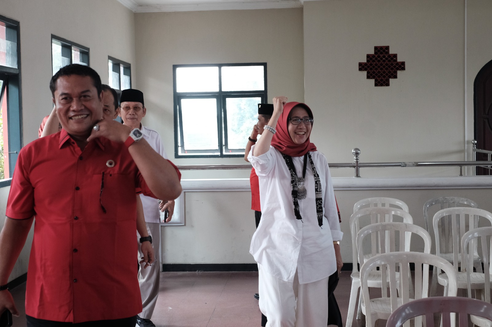 SERAHKAN: Ketua DPC Gerindra Lumajang Indah Amperawati saat menyerahkan berkas formulir pendaftaran bacabup ke kantor DPC PDI P Lumajang.(ATIEQSON MAR IQBAL/RAME)
