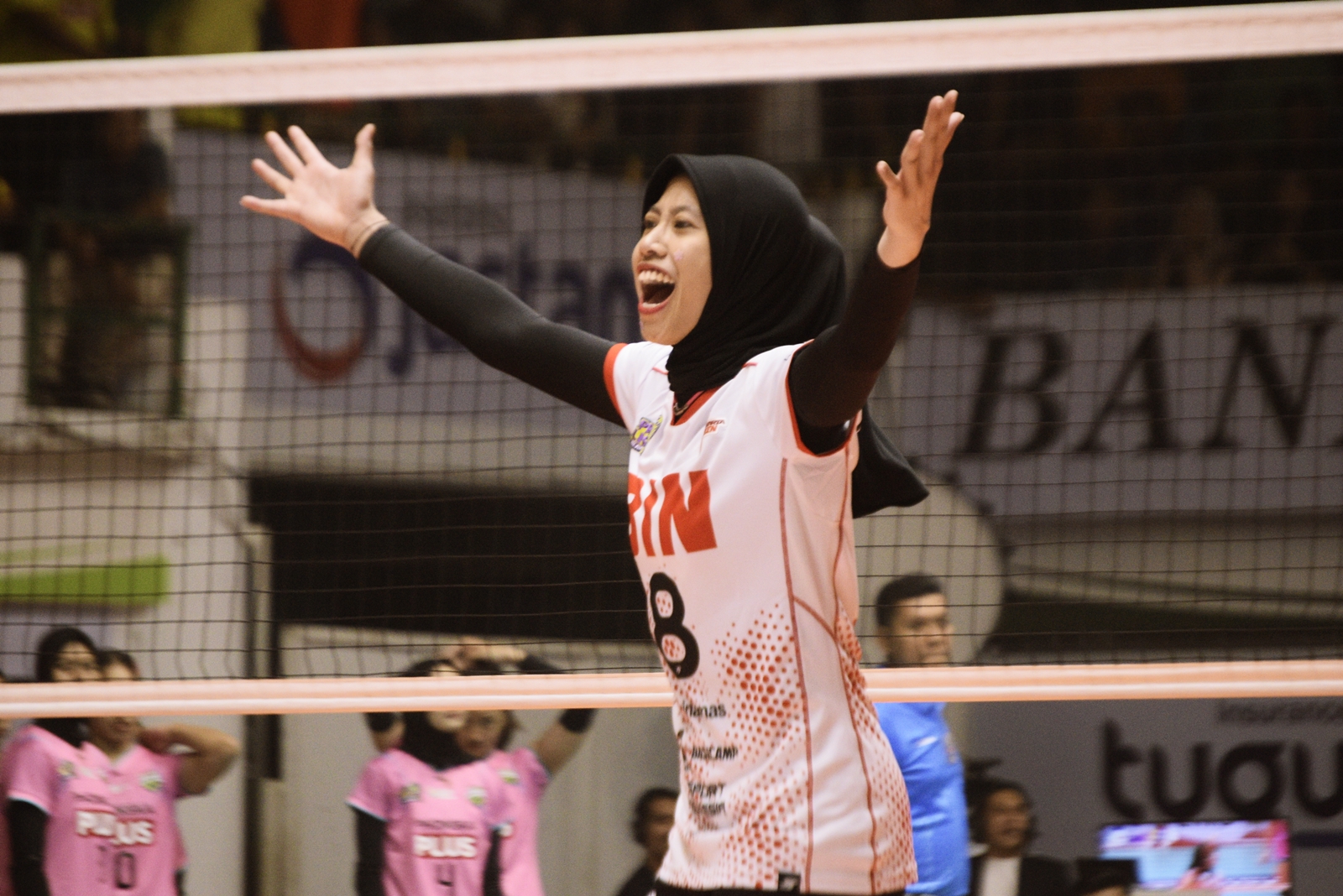 IKONIK: Selebrasi Megawati Hangestri dengan mengangkat kedua tangannya. (AINUL BUDI/RJ)