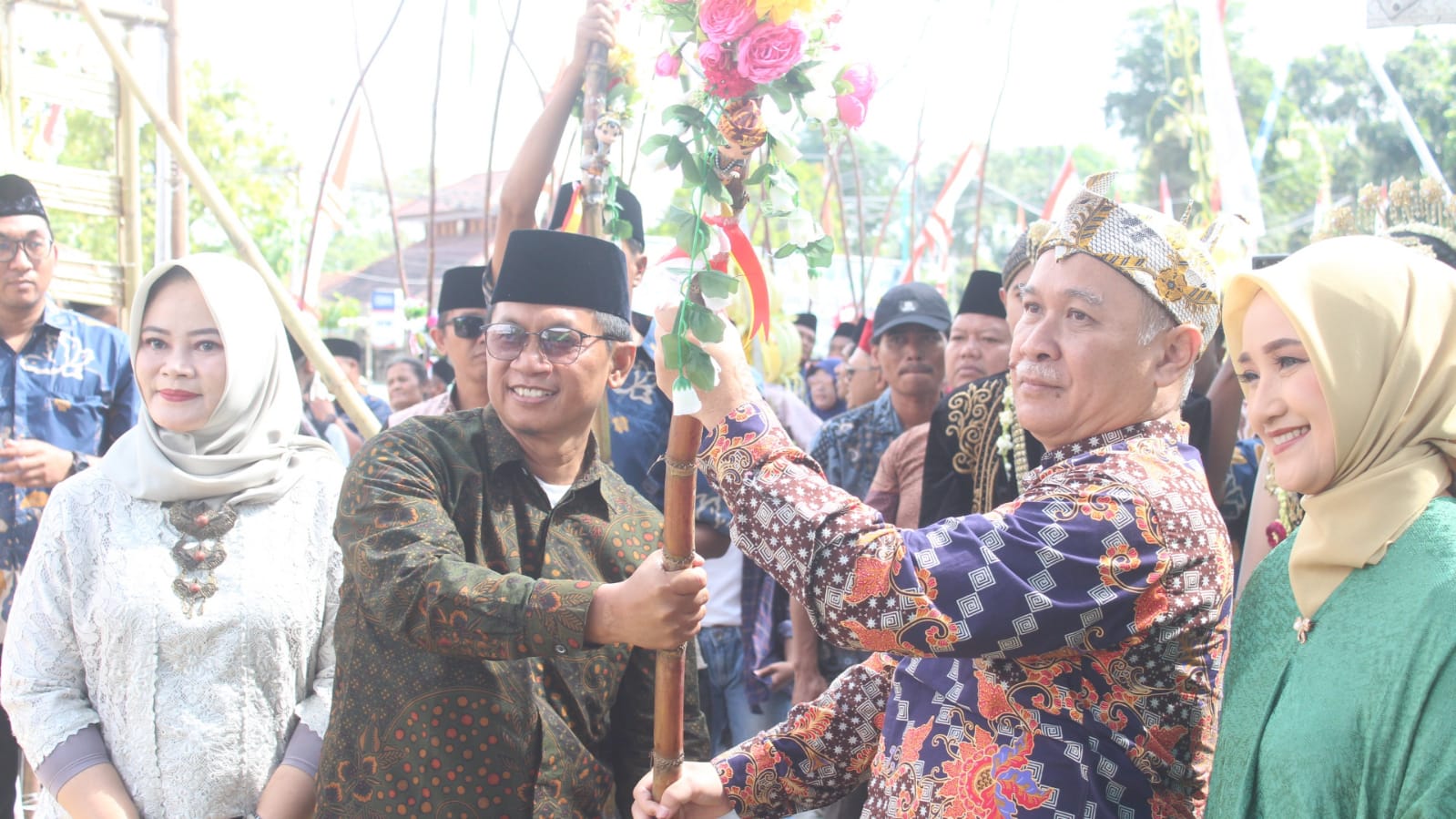 SIMBOLIS: Penyerahan Tebu Manten dari GM PTPN 1 Regional 4 Lumajang Raya  kepada GM PT SGN PG Jatiroto menandakan bahwa tebu yang akan digiling telah siap untuk menghasilkan banyak gula.