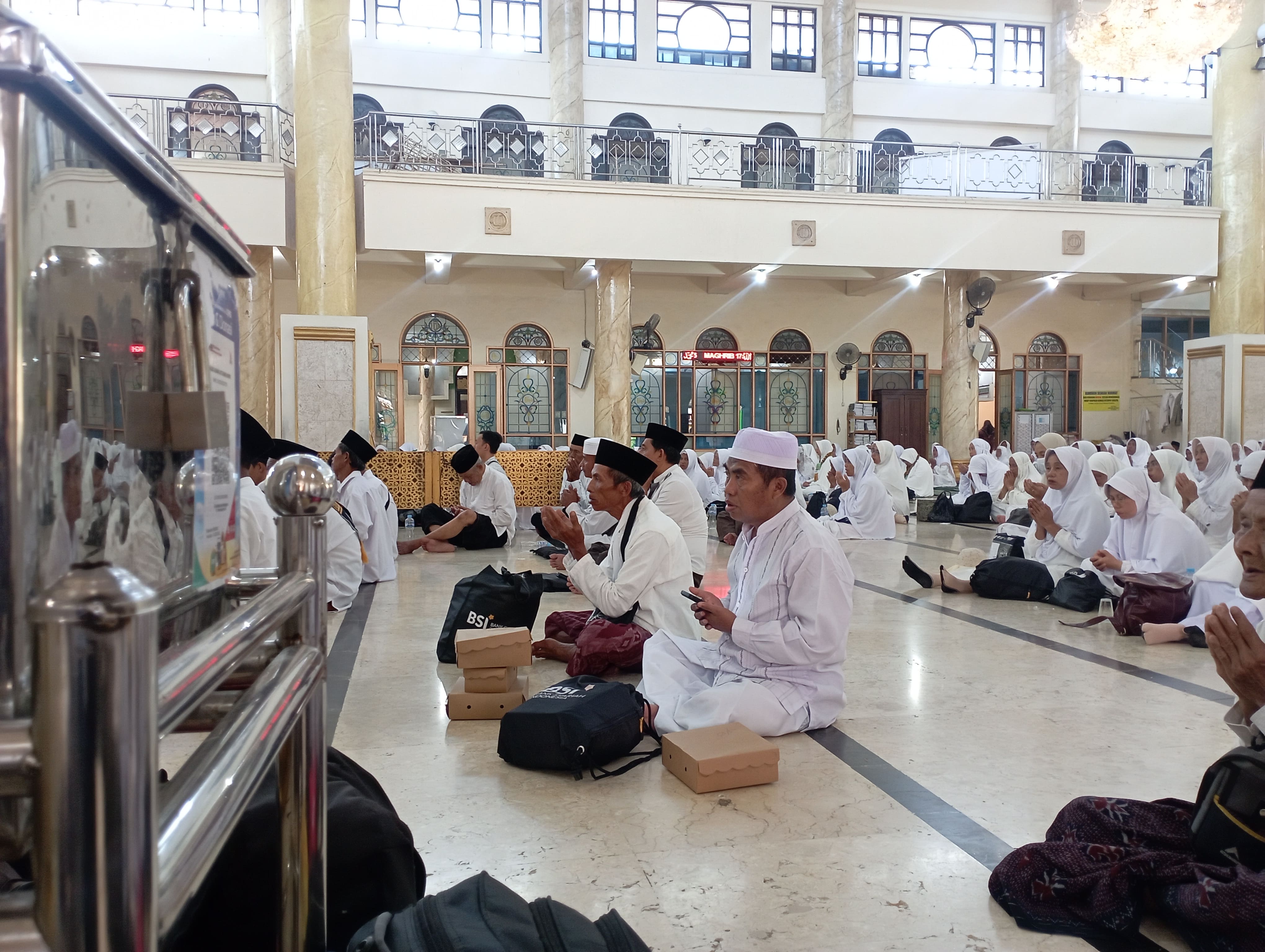 MANASIK: CJH Bondowoso saat acara pelepasan haji oleh Pj Bupati Bondowoso di Masjid Agung At-Taqwa Bondowoso. (HILMI/RJ)