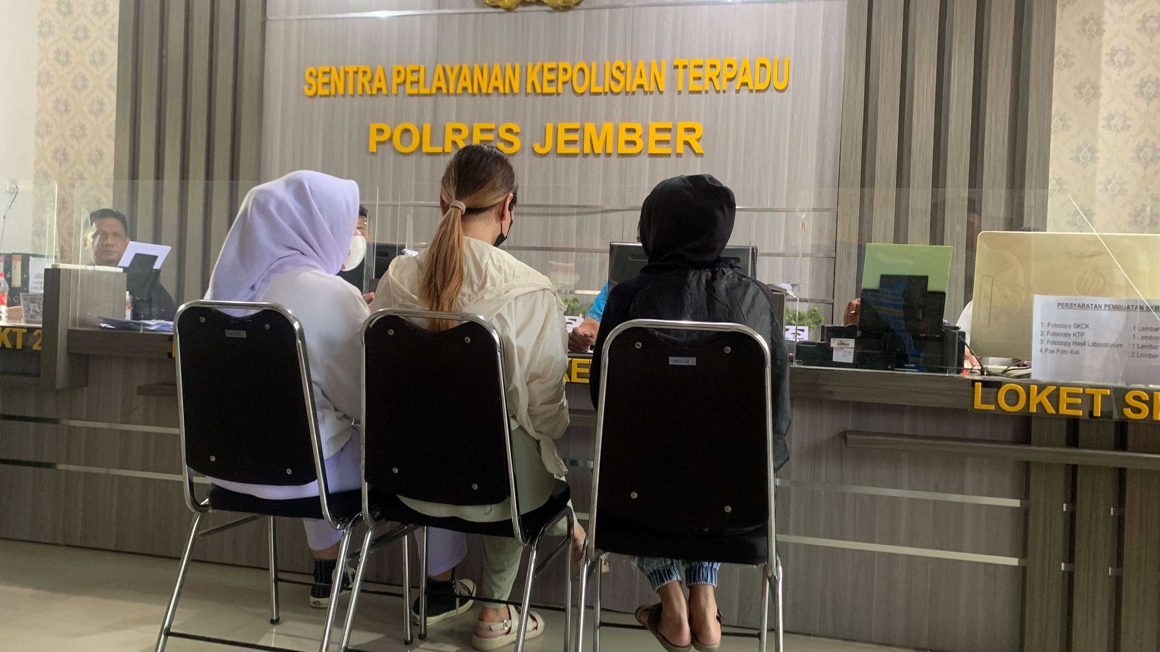RESMI: Tiga korban pelecehan seksual dan pencabulan oleh oknum fotografer di Kecamatan Balung melapor kepada aparat Polres Jember, kemarin (22/5). (ILHAM/RJ)