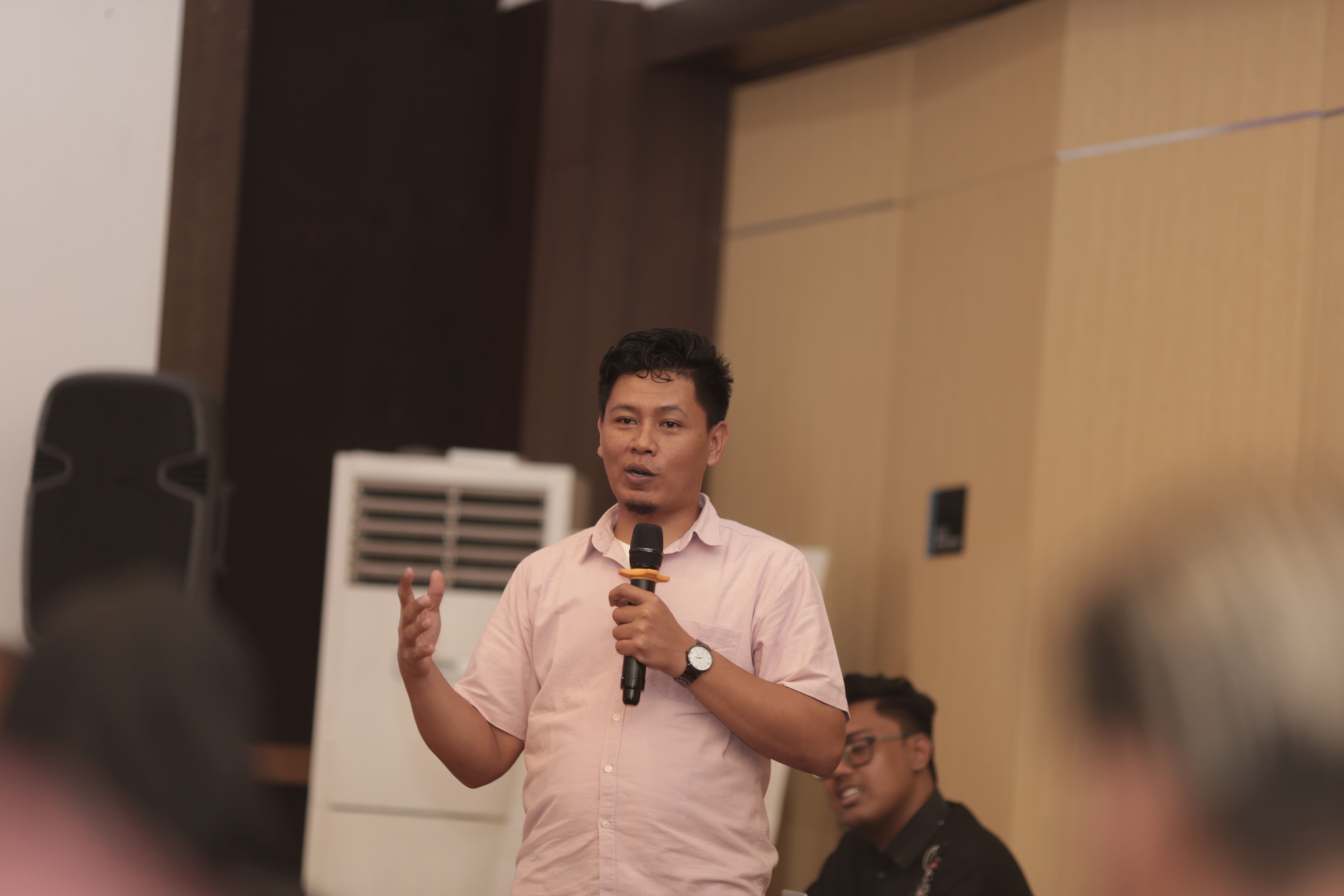 &ldquo;Segala tindakan yang melewati batas etika apalagi sampai melanggar hukum, ya harus ditindak sesuai hukum yang berlaku,&rdquo;   Romdhi Fatkhur Rozi   Pendiri Komunitas Jember Photography