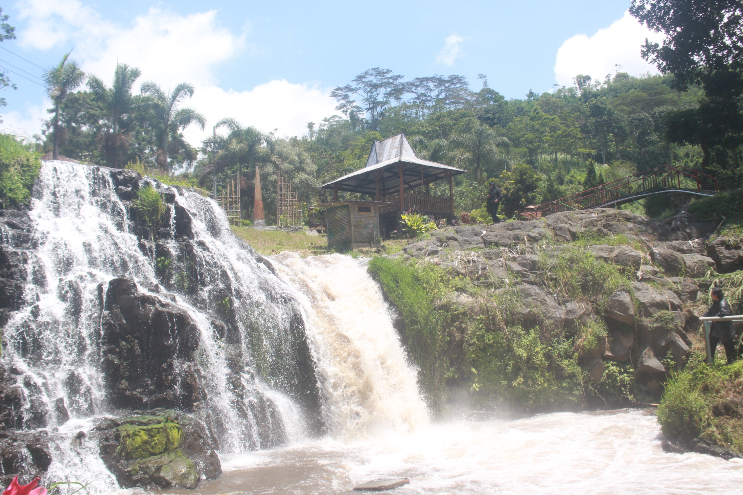ESTETIK: Suasana Niagara Mini yang ada di Kecamatan Ijen, Kabupaten Bondowoso. (FAQIH/RJ)