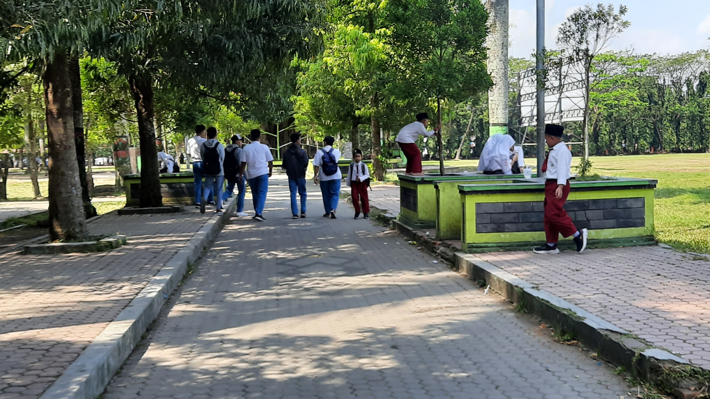 BERMAIN: beberapa anak saat menikmati waktu santai di Alun-alun Bondowoso. (FAQIH/RJ)