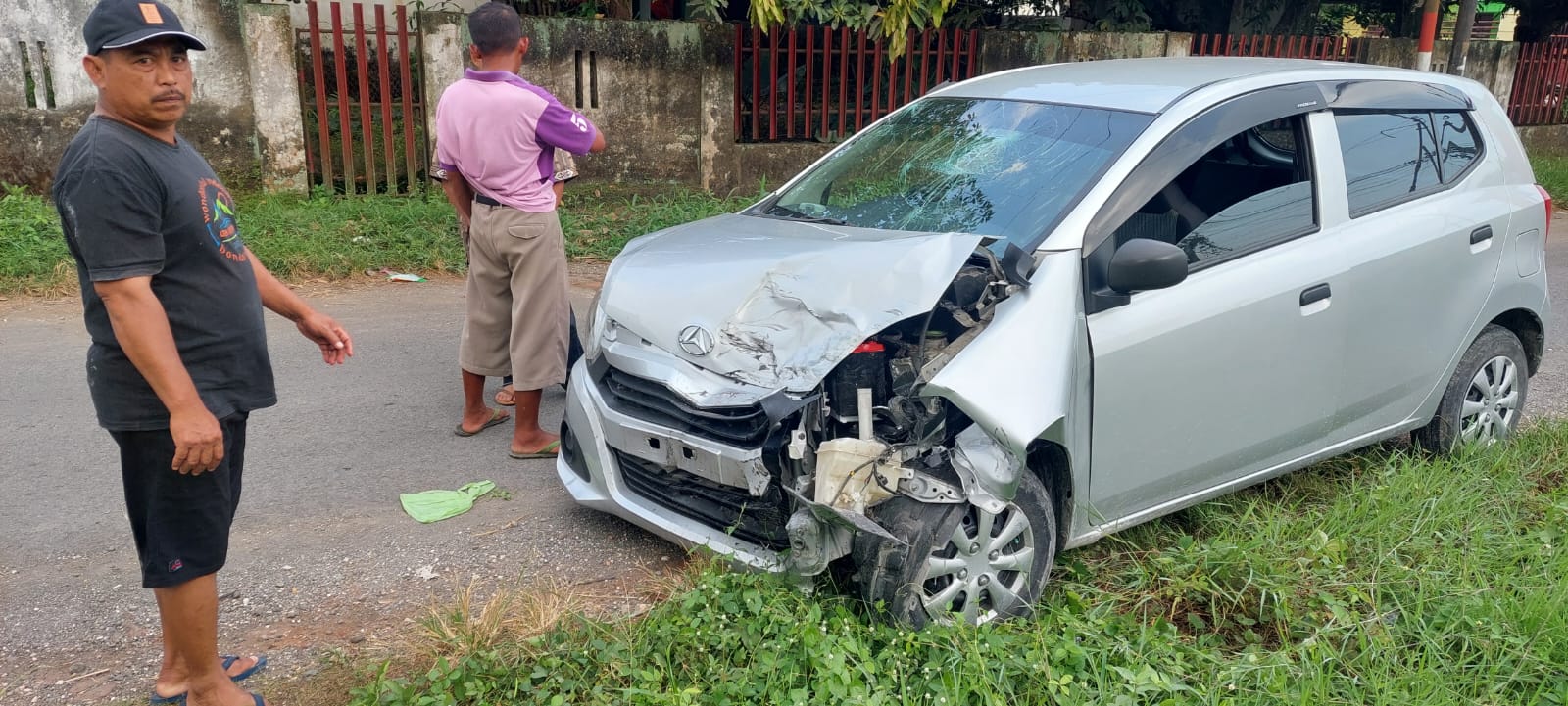 RUSAK: Mobil pikap Daihatsu bernopol W 9389 XD yang disopiri Hermanto, warga Desa Tugusari, Kecamatan Bangsalsari, rusak setelah tertabrak mobil Ayla di jalan Desa Gambirono, Bangsalsari. (JUMAI/RJ)