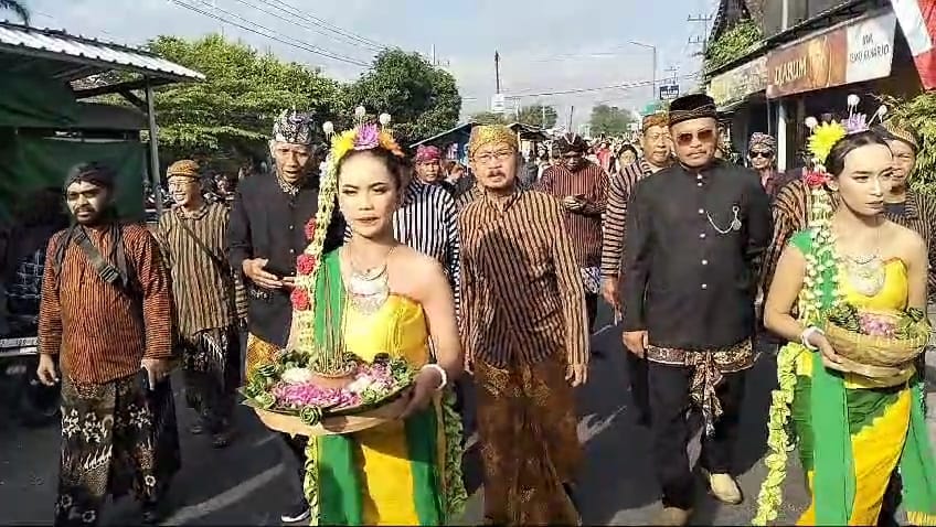 KEARIFAN LOKAL: Masyarakat Desa Semboro saat mengarak ratusan tumpeng berisikan klepon, saat memperingati hari jadi desa, Minggu lalu (27/5). (ULUM)