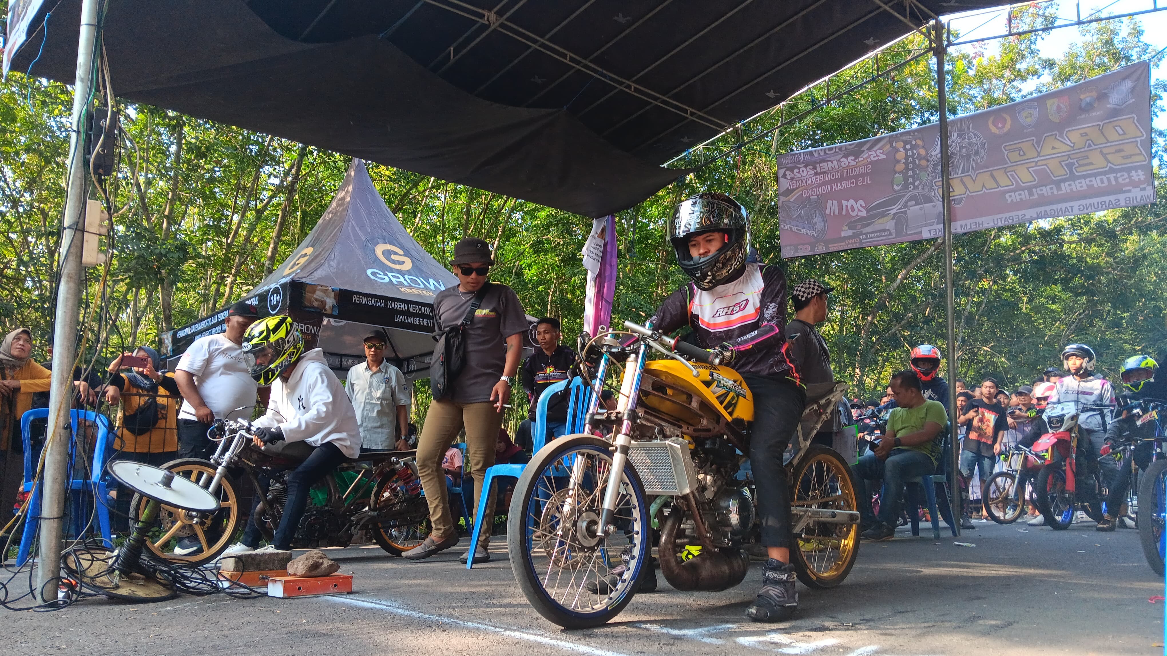 SPORTIF: Pembalap cilik dari HKRT, Eleanor Chirro Dwi Saputra, di garis start Drag Setting 2024, di JLS, Desa Curahnongko, Kecamatan Tempurejo, Minggu (26/5).(ADHI/RJ)