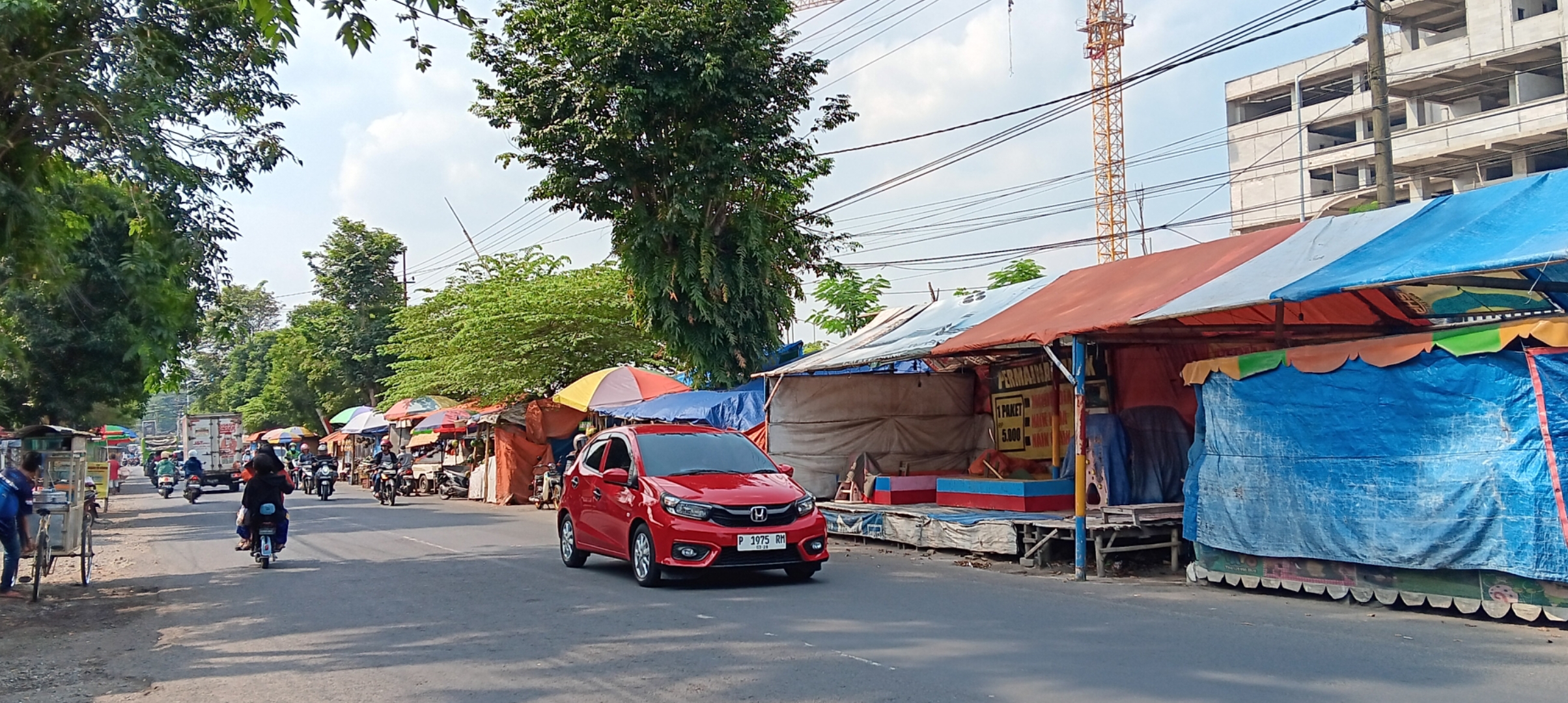 TAK TERTIB: PKL di depan Pasar Tegal Besar membuat bangunan semipermanen hingga menjadi tempat bermukim. (ADHI/RJ)