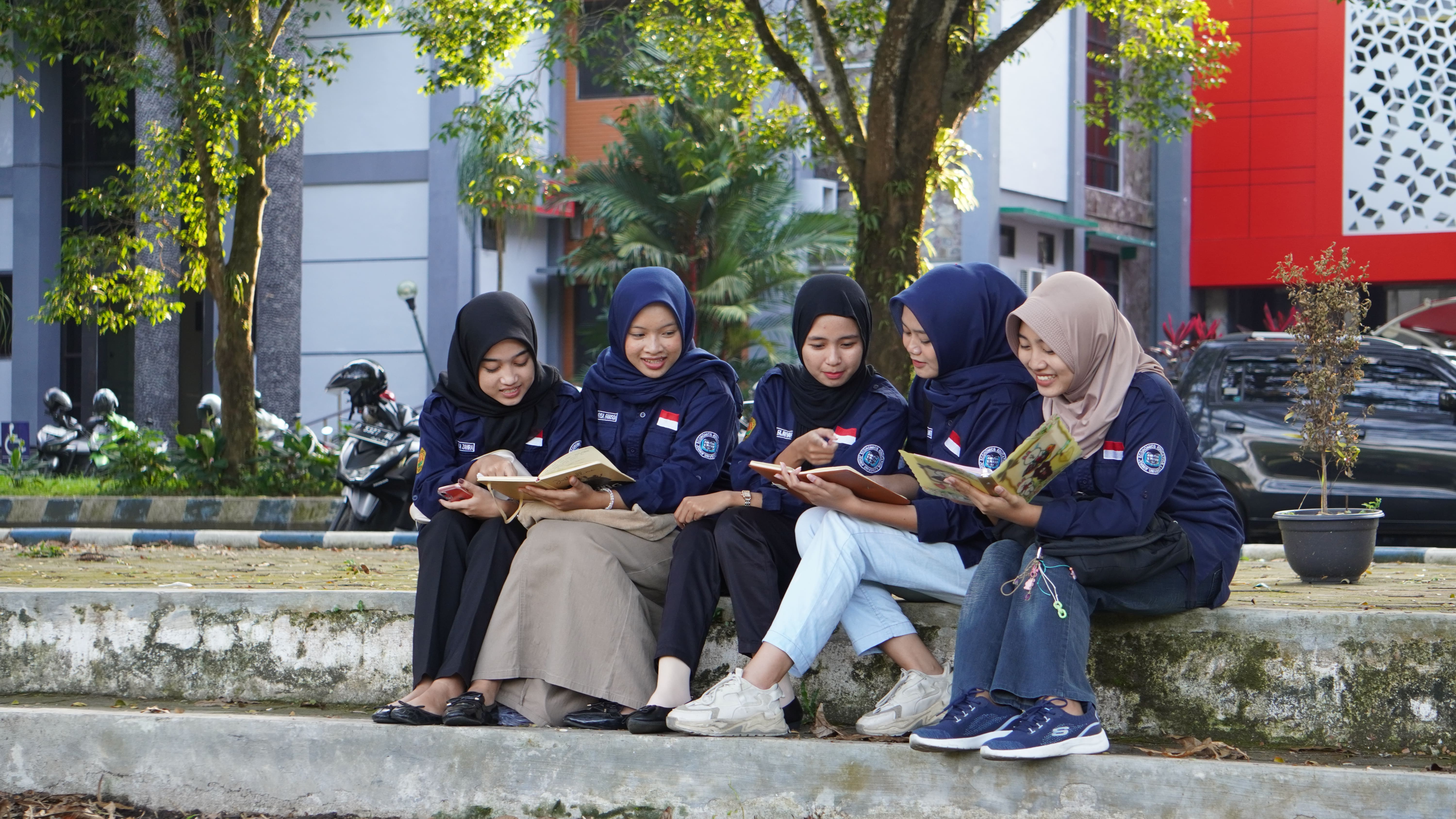 AYO BELAJAR: Mahasiswa Unej santai di sekitar taman Kampus Unej, kemarin. (YULIO/RJ)