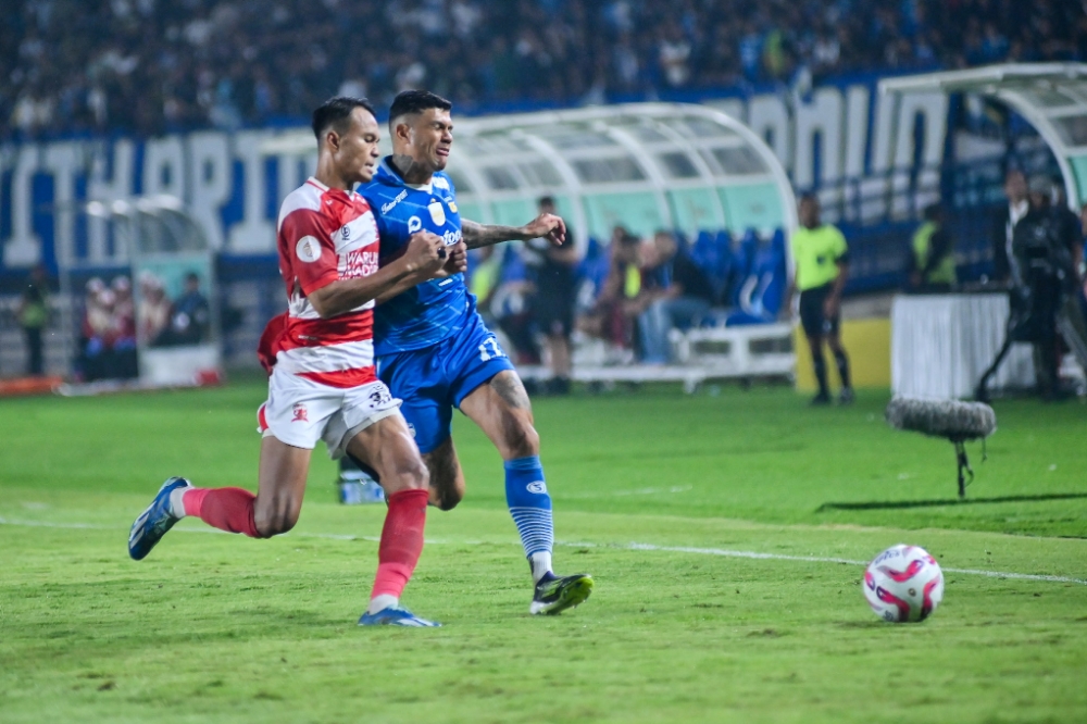 MENANG: Ciro Alves, pemain Persib (biru) saat berduel dengan pemain Madura United. (DOK PT.LIB)