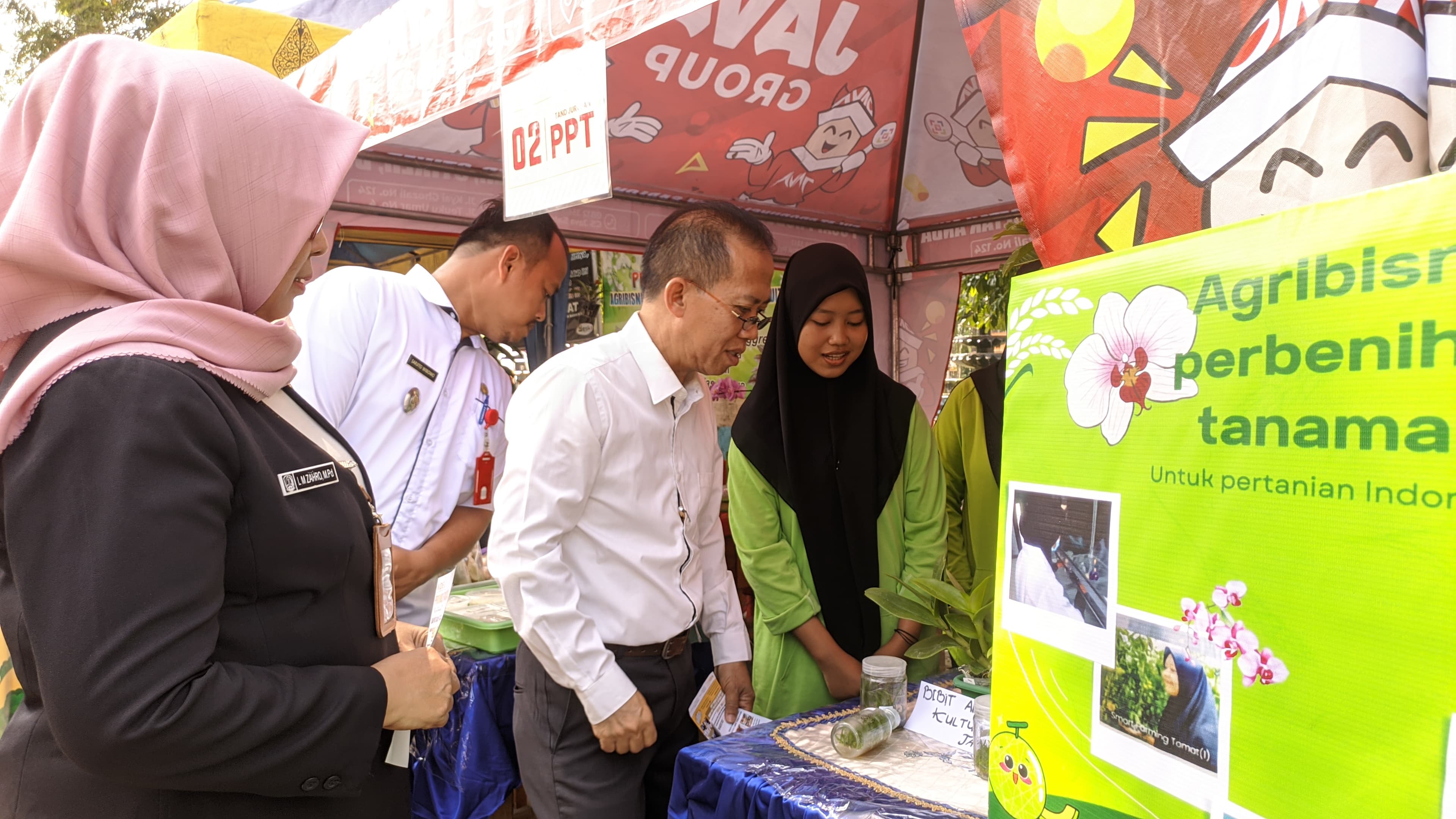 KONSISTEN: Cabdin Jember bersama Plh Kepala Sekolah SMKN 1 Tekung ketika melihat sejumlah hasil kerja siswa didik pada event Job Fair.