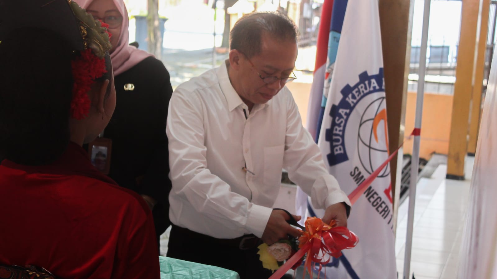 SIMBOLIS: Potong pita yang dilakukan Kepala Cabdin Jember menjadi simbol pembuka Job Fair.