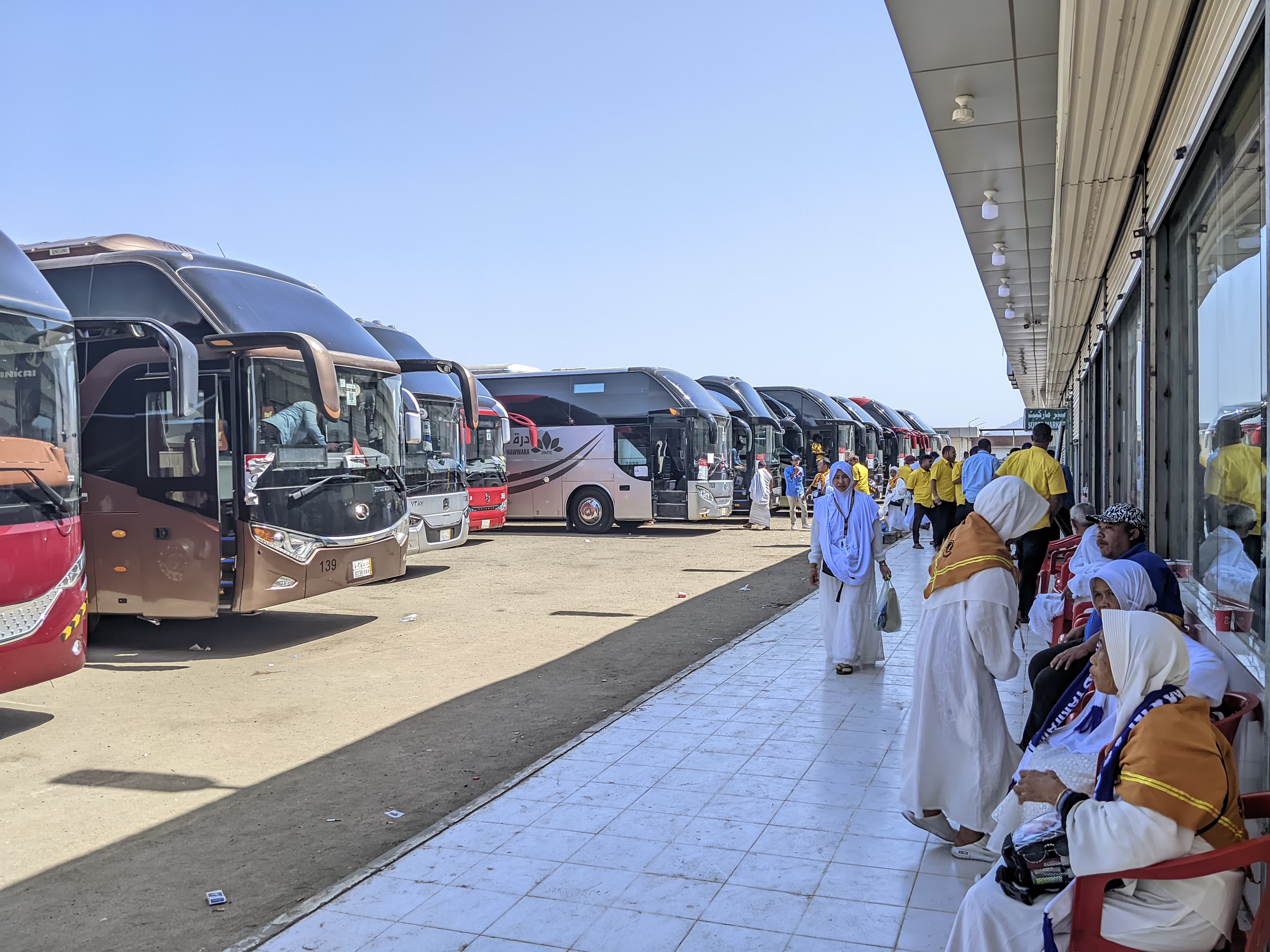 SAMPAI MAKKAH: Jemaah haji kloter 36 dalam perjalanan ke Makkah mengenakan ihram. (EDO WARDANA)
