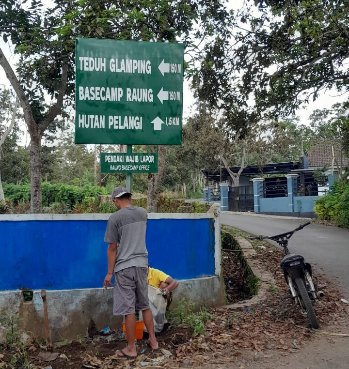 PETUNJUK ARAH BARU: Sejumlah warga Sumberwringin saat memasang petunjuk arah baru. Salah satunya ke jalur pendakian Gunung Raung.
