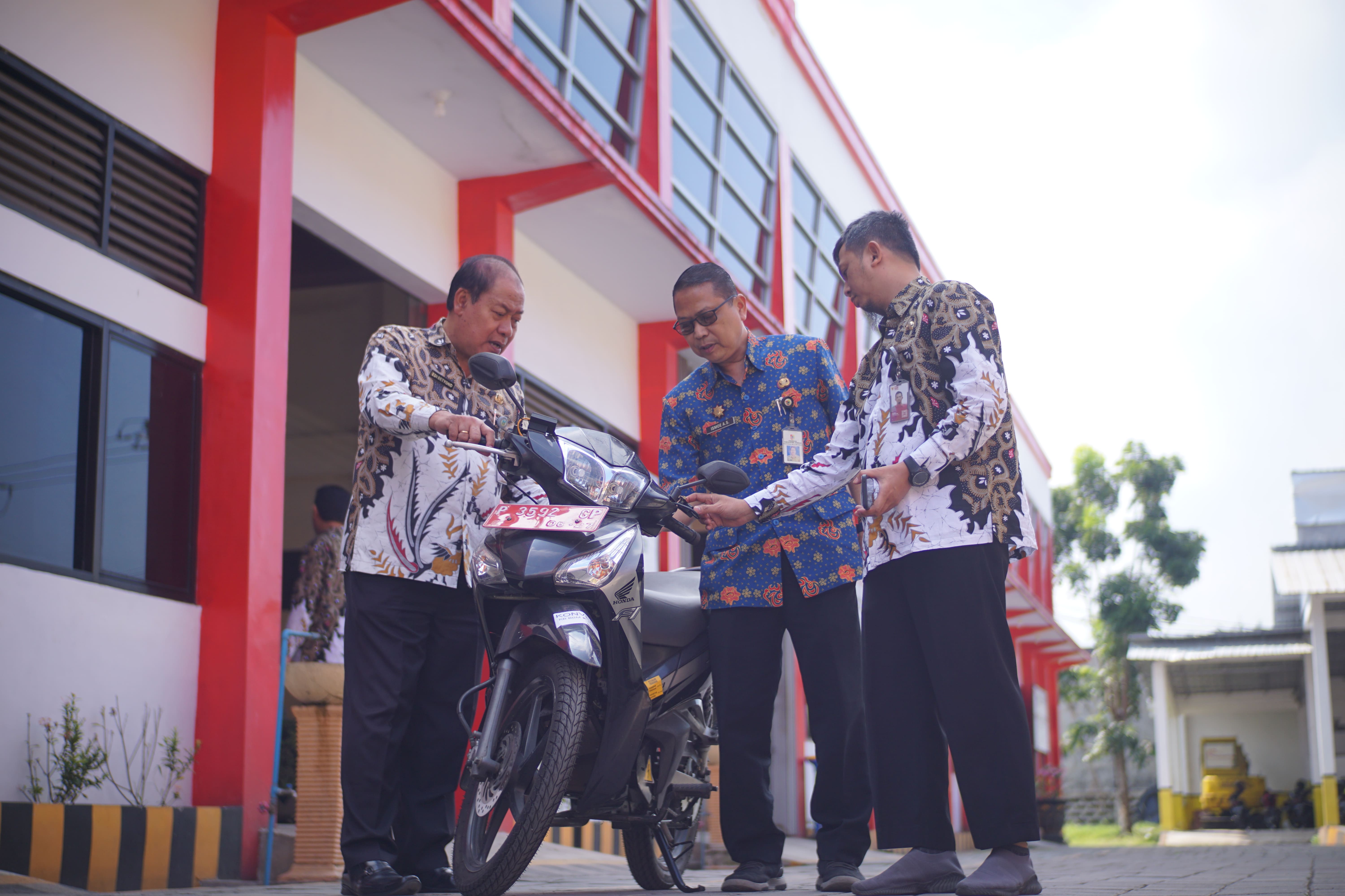 SIAP DIPAKAI: Sejumlah motor pelat merah siap digunakan setelah dikonversi jadi kendaraan listrik.