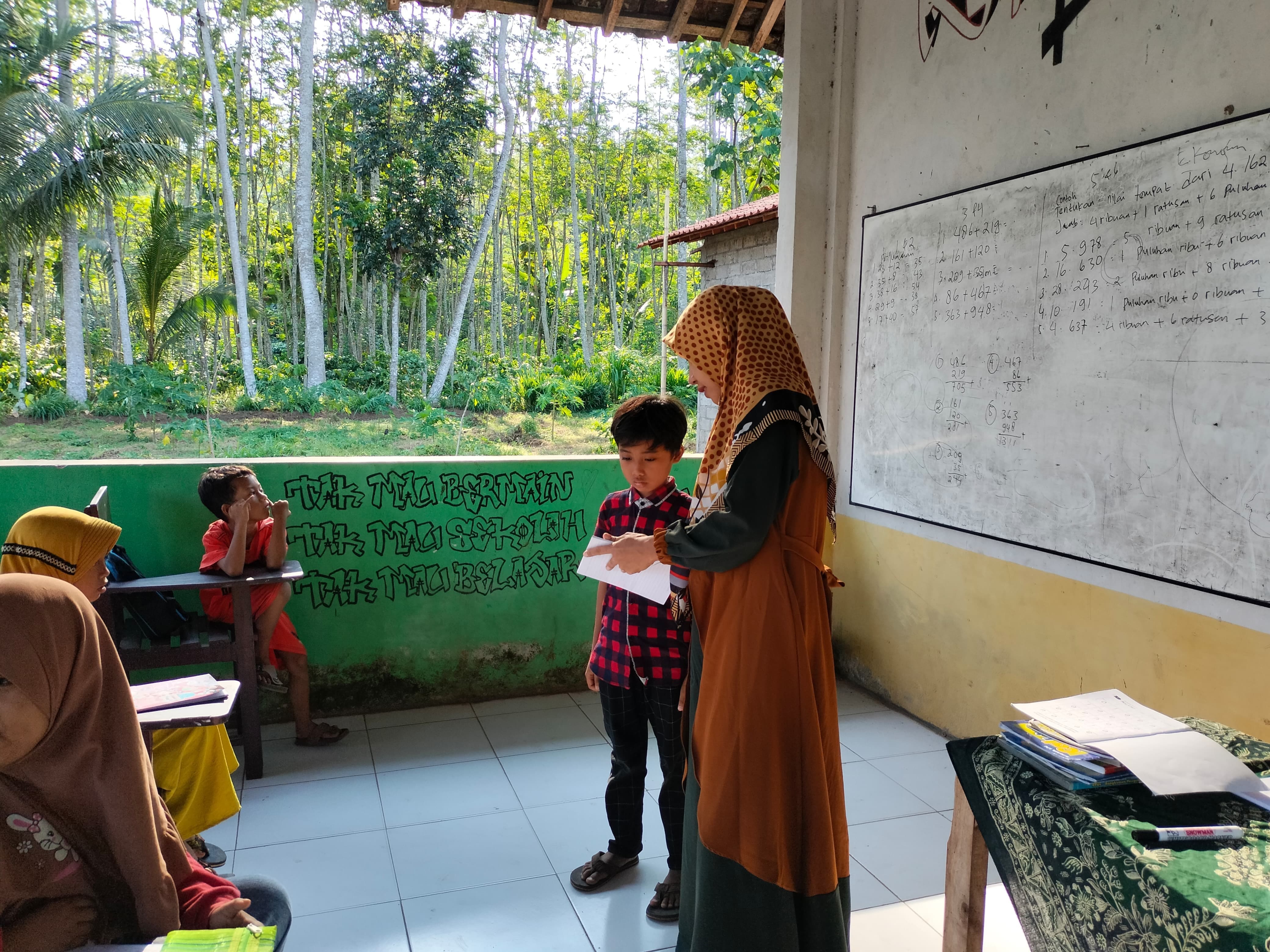TERUS BERKARYA: Suasana kegiatan di Rumah Pintar Kecamatan Silo. Tempat ini menjadi salah satu pilihan yang dapat membantu ATS agar tetap mengenyam pendidikan. (YULIO/RJ)