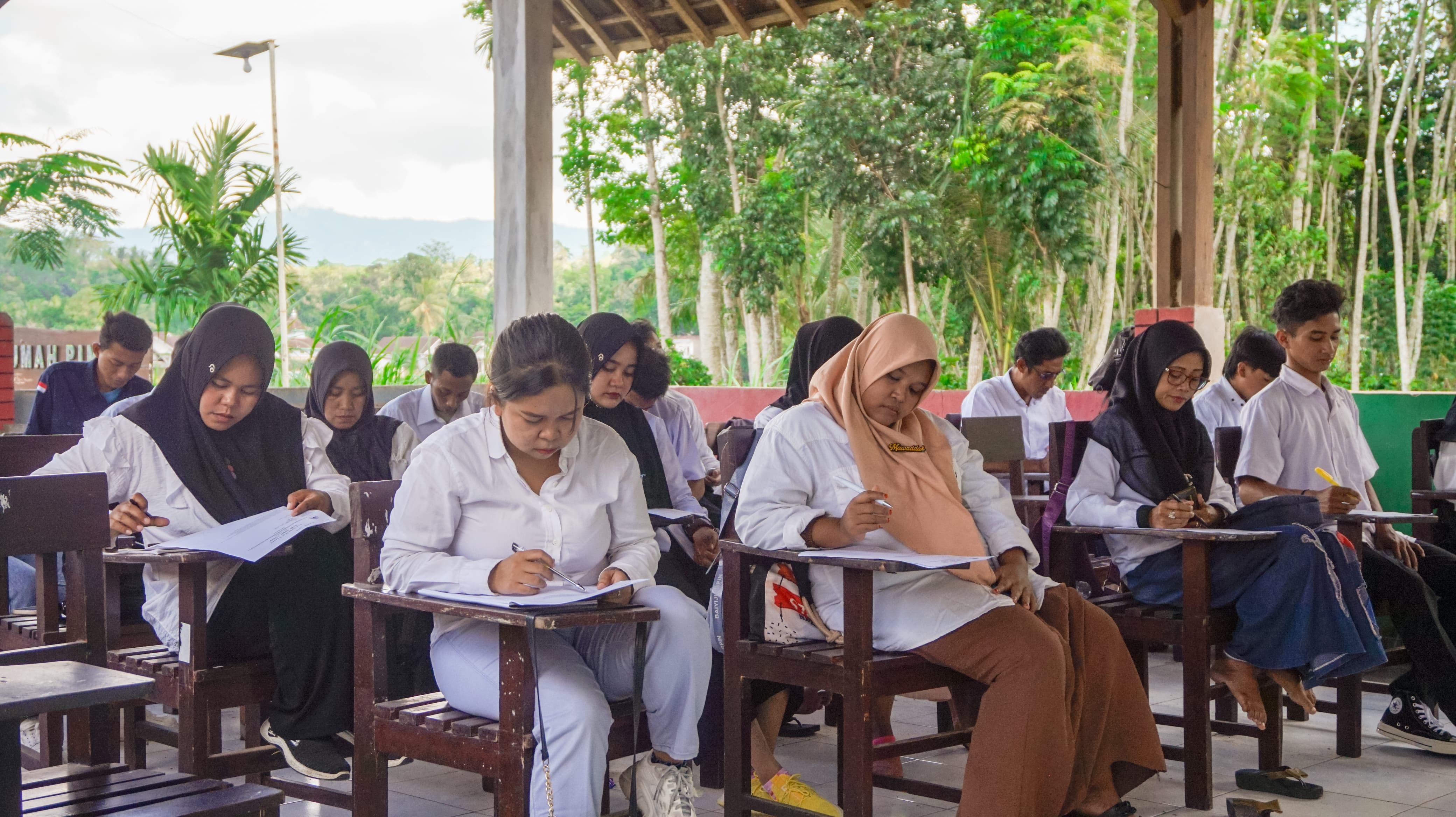 GIAT BELAJAR: Sejumlah ATS terselamatkan berkat Rumah Pintar di Kecamatan Silo ini. Mereka bisa mengikuti pendidikan kesetaraan atau kejar paket. (YULIO/RJ)