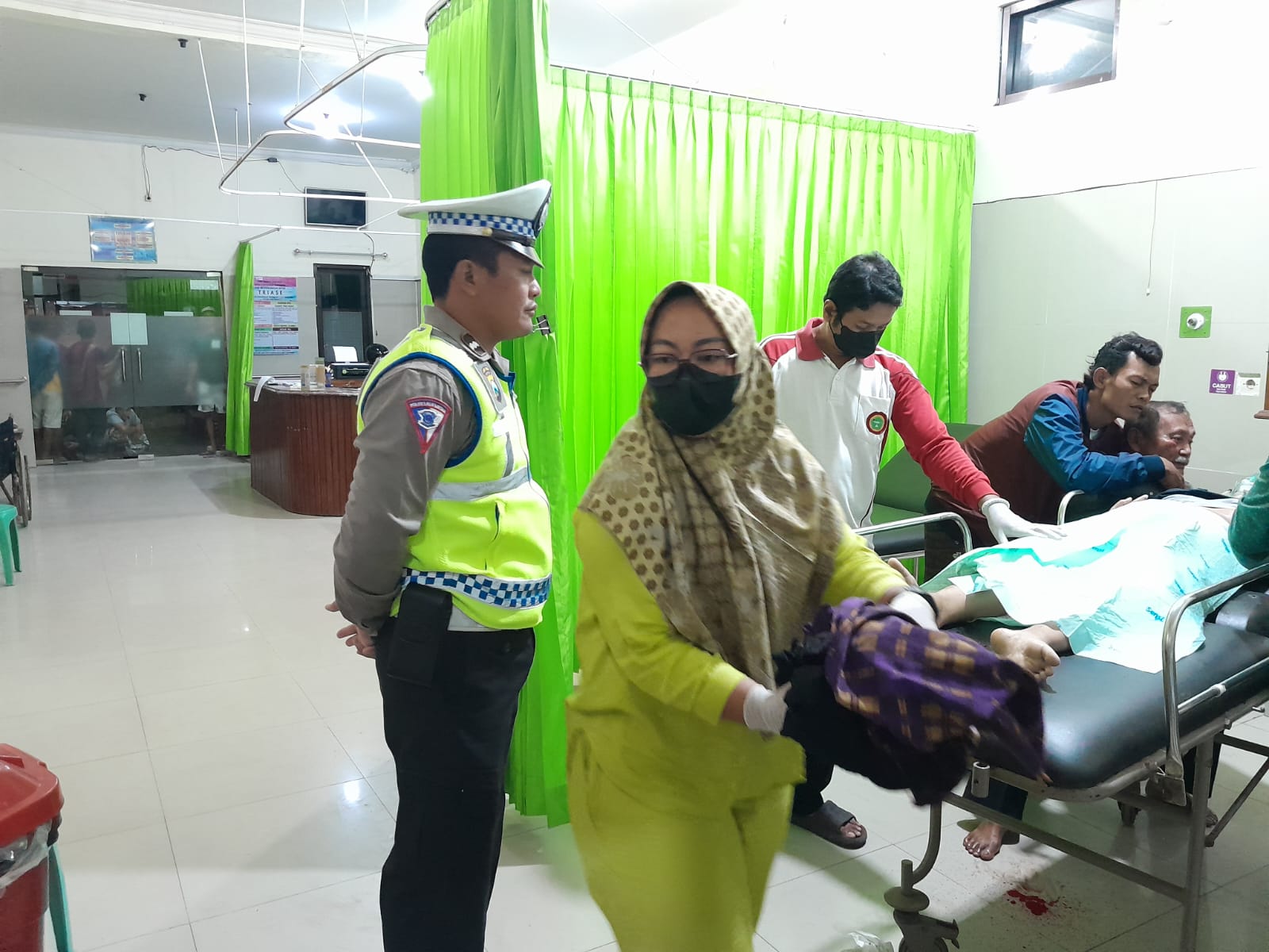 MENINGGAL: Salah seorang pengendara yang berstatus mahasiswi meninggal, usai terjadi laka lantas di Kencong Jember. (POLSEK)
