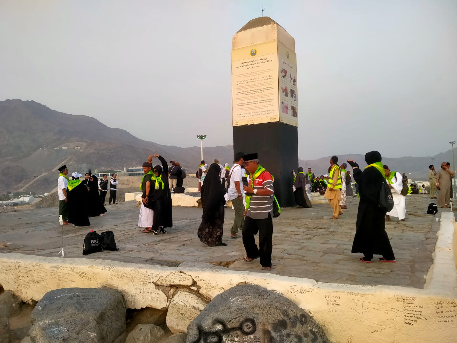 CITY TOUR: Jemaah haji Jember saat berada di puncak Jabal Rahmah, Arafah, untuk berziarah, Minggu (2/6).(HABIB HALIM)