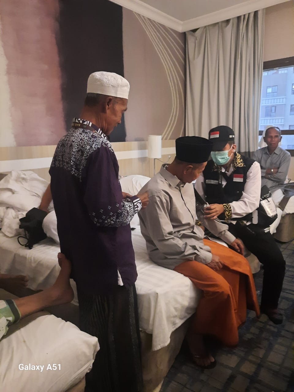 DIPERIKSA: Tenaga kesehatan haji kloter 38 melakukan pemeriksaan kepada jemaah haji Jember yang sedang sakit.