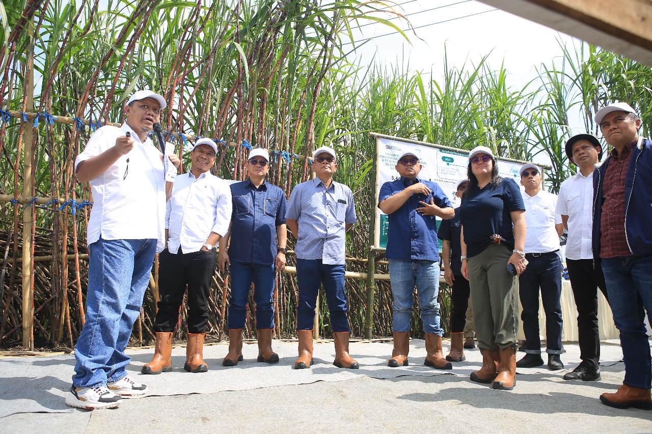 SINERGI: Region Head PTPN 1 Regional 4 Subagiyo (kiri) saat menjelaskan profil kebun. (PT SGN PG JATIROTO LUMAJANG)