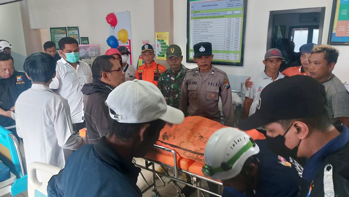 HASIL: Korban bencana longsor kedua yang ditemukan petugas gabungan langsung dilarikan menuju puskesmas. (BPBD LUMAJANG)