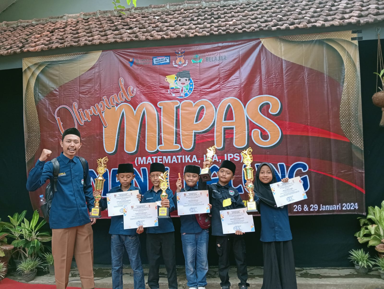 MEMBANGGAKAN: Santri MI Unggulan Nuris Jember membawa pulang piala usai mengikuti Olimpiade MIPAS 2024 tingkat kabupaten di SMPN 1 Balung pada 29 Januari lalu.