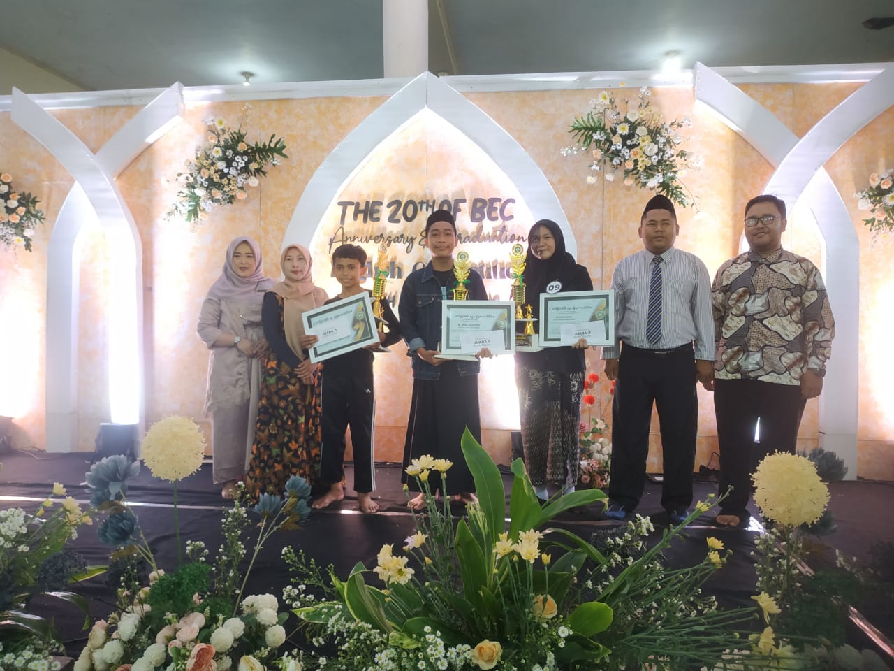 KERAP JUARA: Santri MTs Unggulan Nuris Jember menerima piala lomba story telling se-Tapal Kuda pada 29 Februari lalu.