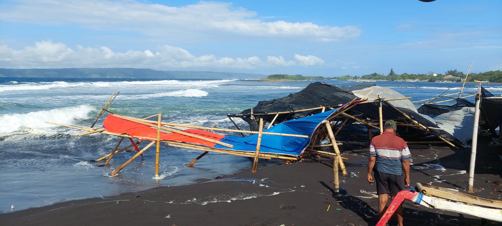 HANCUR DITERJANG AIR LAUT: Dua warung milik Mansur dan pak Imron, yang berada di pinggir pantai hancur setelah dihantam gelombang besar pada Jumat (7/6/2024) pukul 09.15. (JUMAI/RJ)