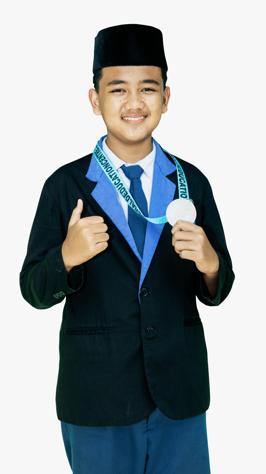 PERCAYA DIRI: Ali Akhza, Santri SMP Nuris Jember, membawa medali hasil kompetisi speech yang pernah diikuti.