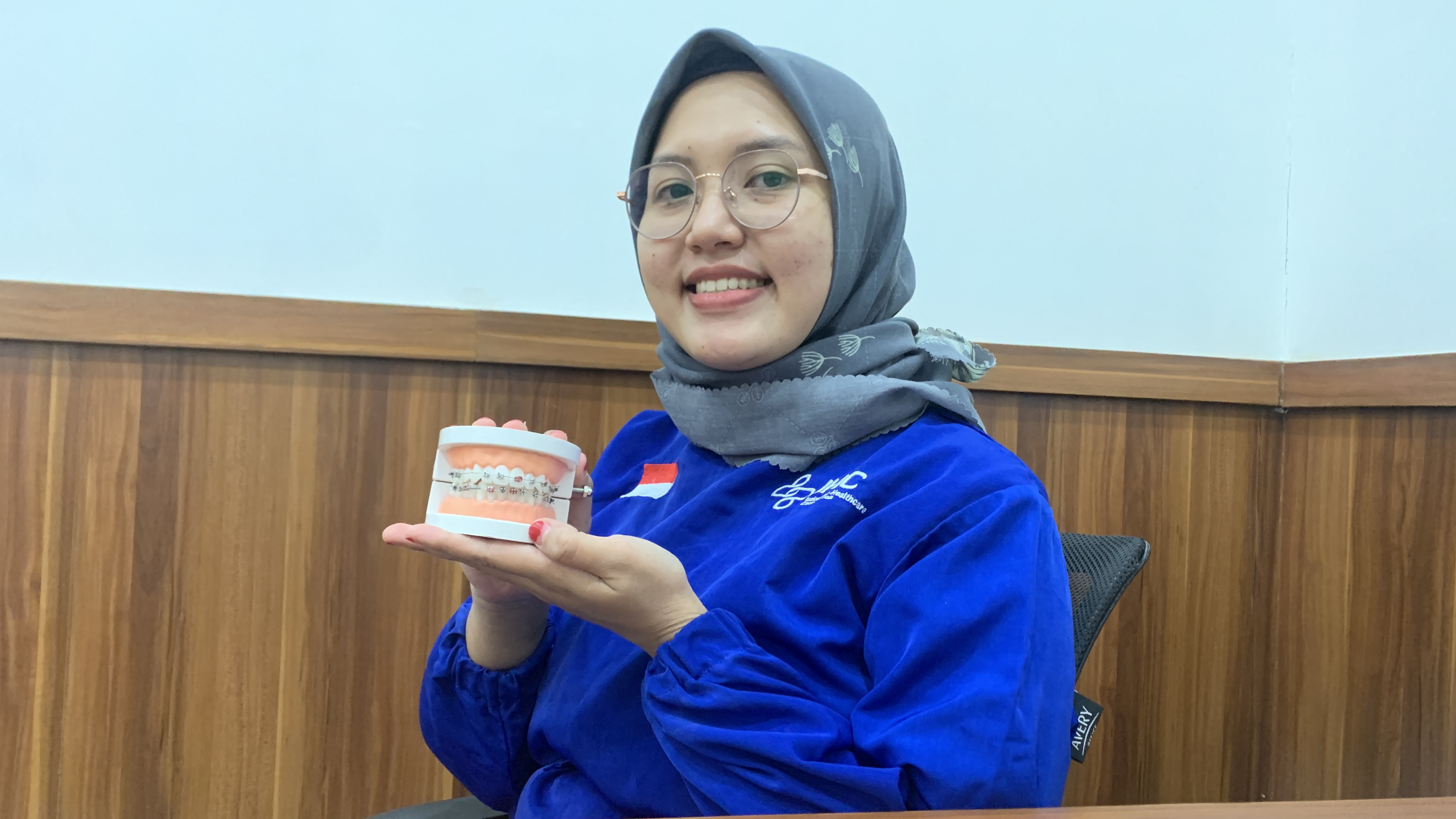 BERI PENJELASAN: Dokter gigi Rolas Dental Care Jember drg Riskyana Dwi Hendra menunjukan replika gigi manusia. (ILHAM/RJ)