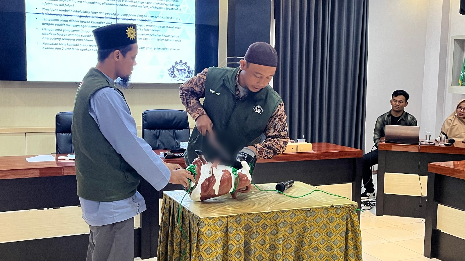 SIMULASI: Praktik penyembelihan hewan kurban di Unmuh Jember, belum lama ini. (Foto di-blur bagian pisau)
