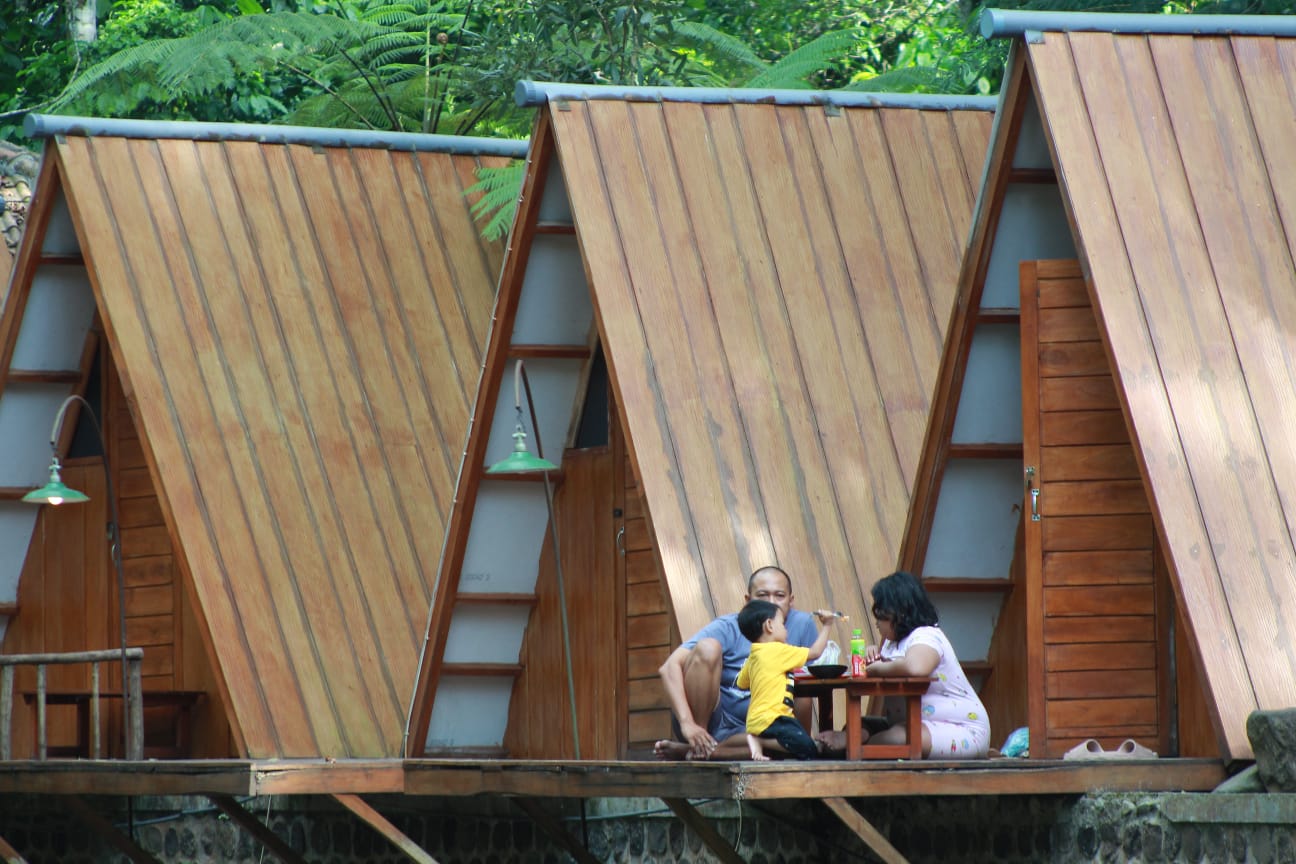 TENANG: Teduh Glamping bisa menjadi salah satu pilihan untuk menenangkan pikiran karena suara air yang merdu. (HILMI/RJ)