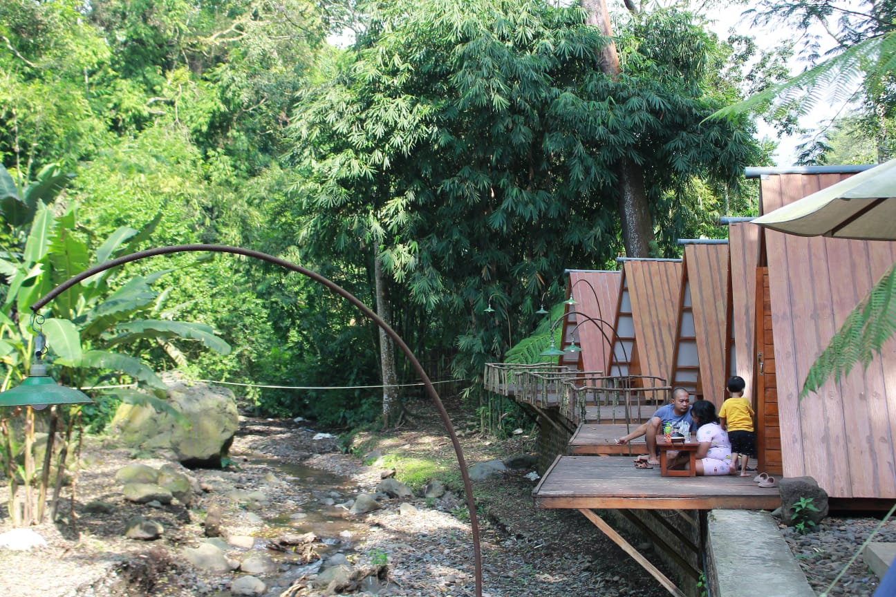BISA BERSANTAI: Sebuah keluarga tengah bersantai di depan tenda penginapan Wisata Teduh Glamping. (HILMI/RJ)