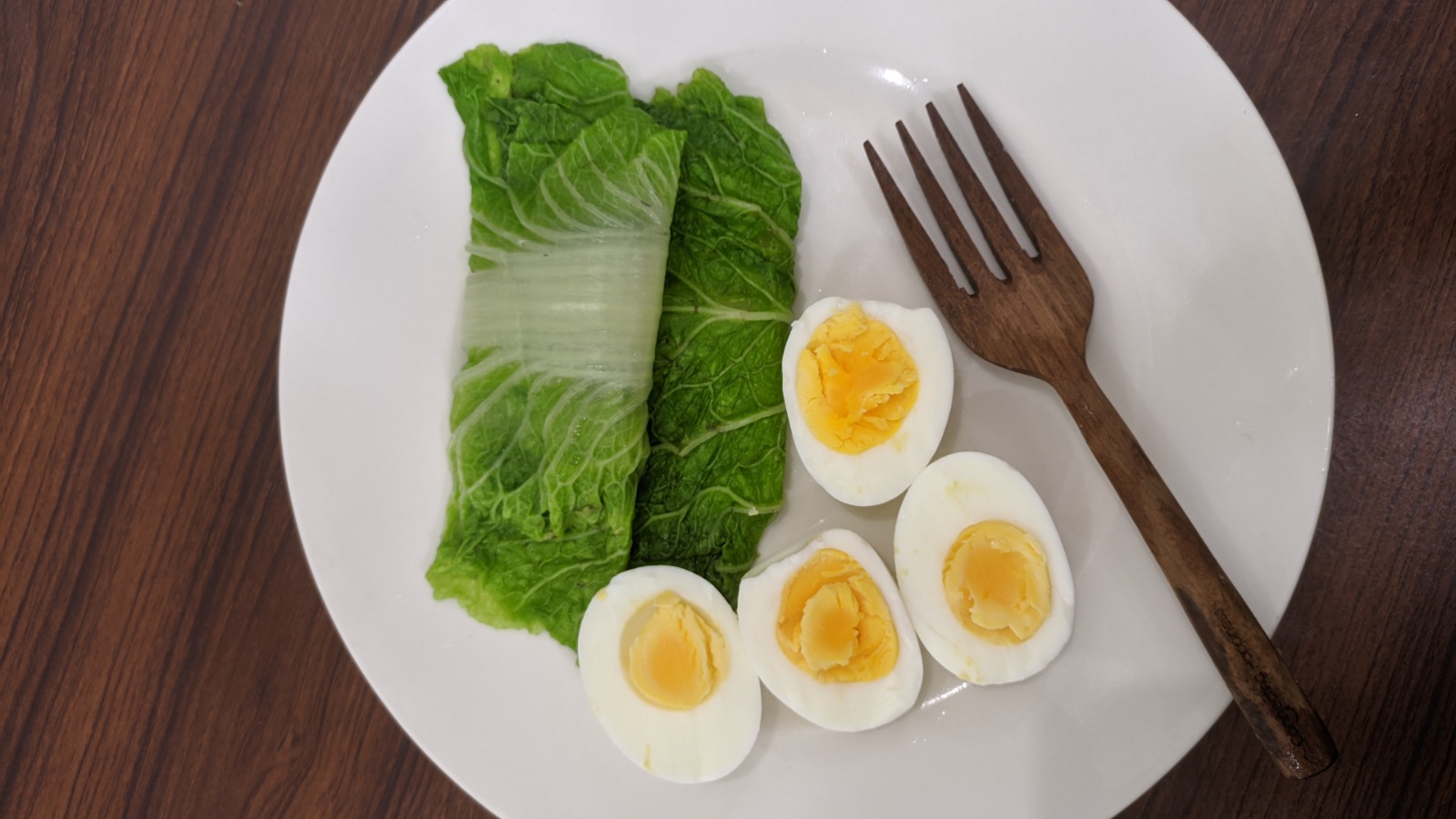 ILUSTRASI: Sayuran rebus dengan pendamping protein dari telur.