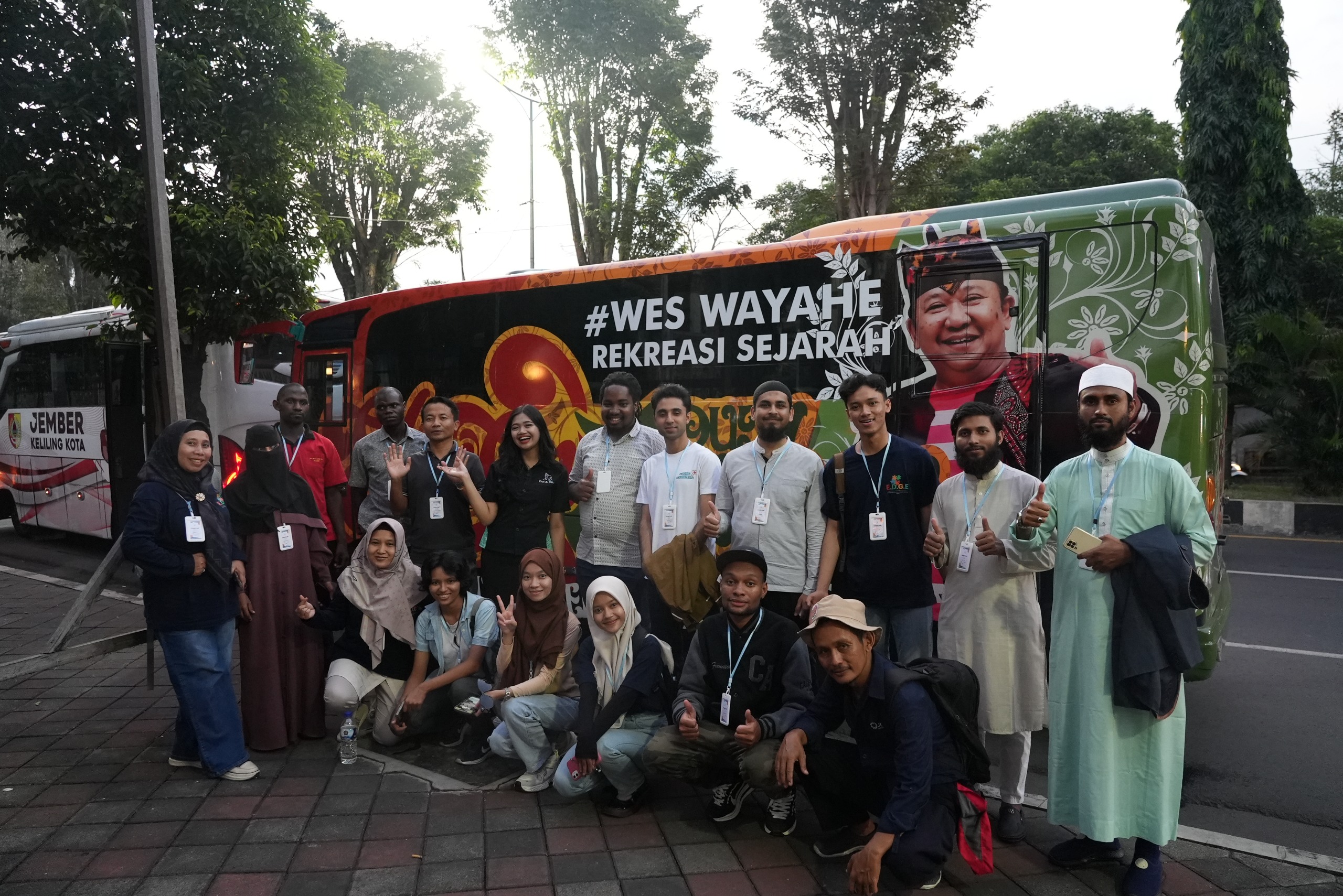 PERKENALKAN JEMBER: Mahasiswa asing dari berbagai negara saat mengikuti tour Jember Kota Tua, belum lama ini
