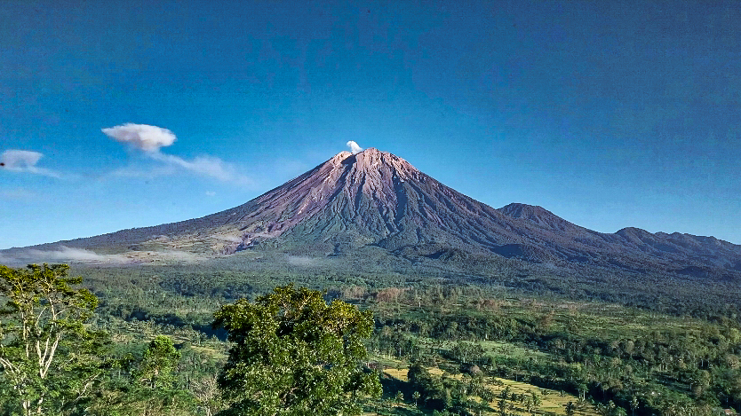 CERAH: Visual Gunung Semeru pasca melakukan sejumlah aktivitas vulkaniknya terpantau cerah. (POS PANTAU GUNUNG API)