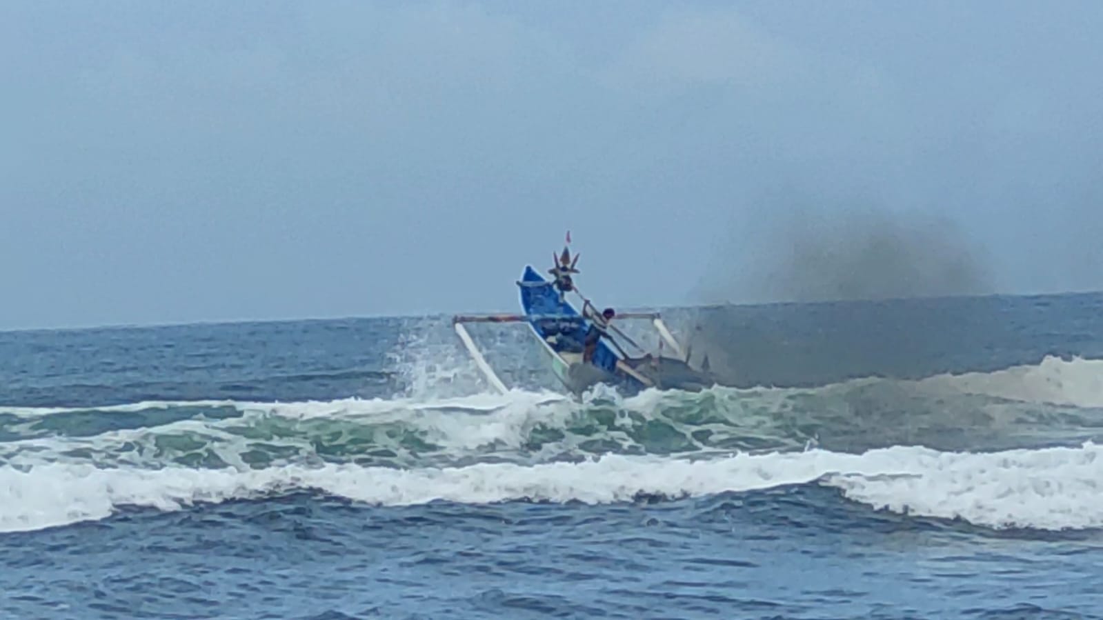 MULAI MELAUT : Nelayan asal Desa Mojomulyo, Kecamatan Puger, Jember setelah beberapa hari tidak bekerja kini mulai berani berangkat melaut. (JUMAI/RJ)