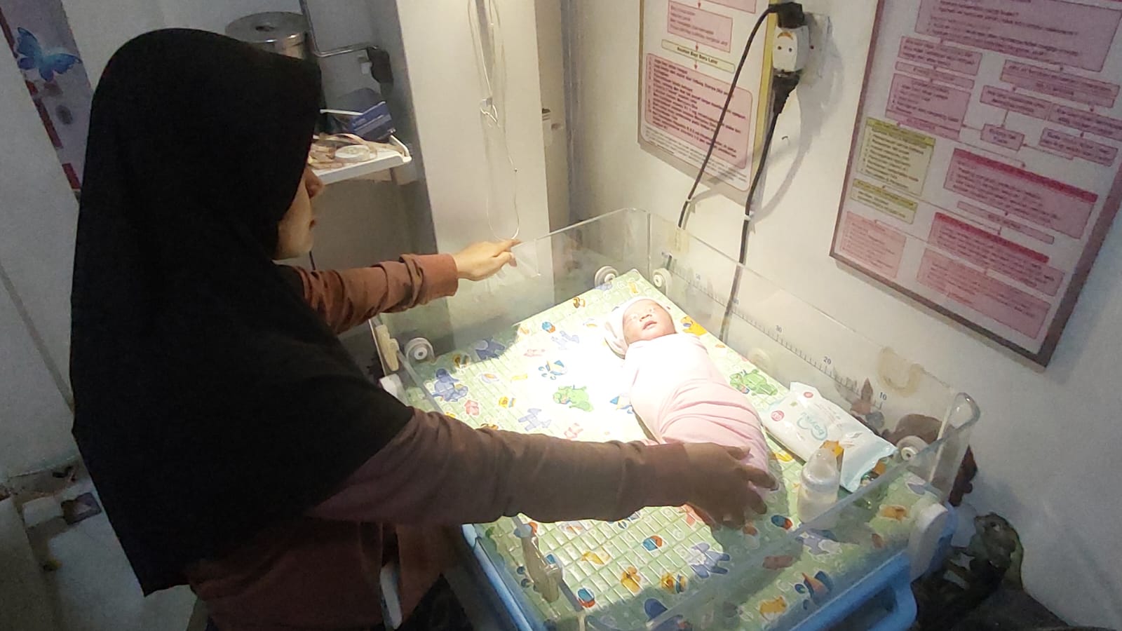 SUDAH DI PUSKESMAS: Kondisi bayi yang ditemukan dalam ember cat bekas, begitu ditemukan, si bayi langsung dibawa ke  ruang perawatan puskesmas. (JUMAI/RJ)