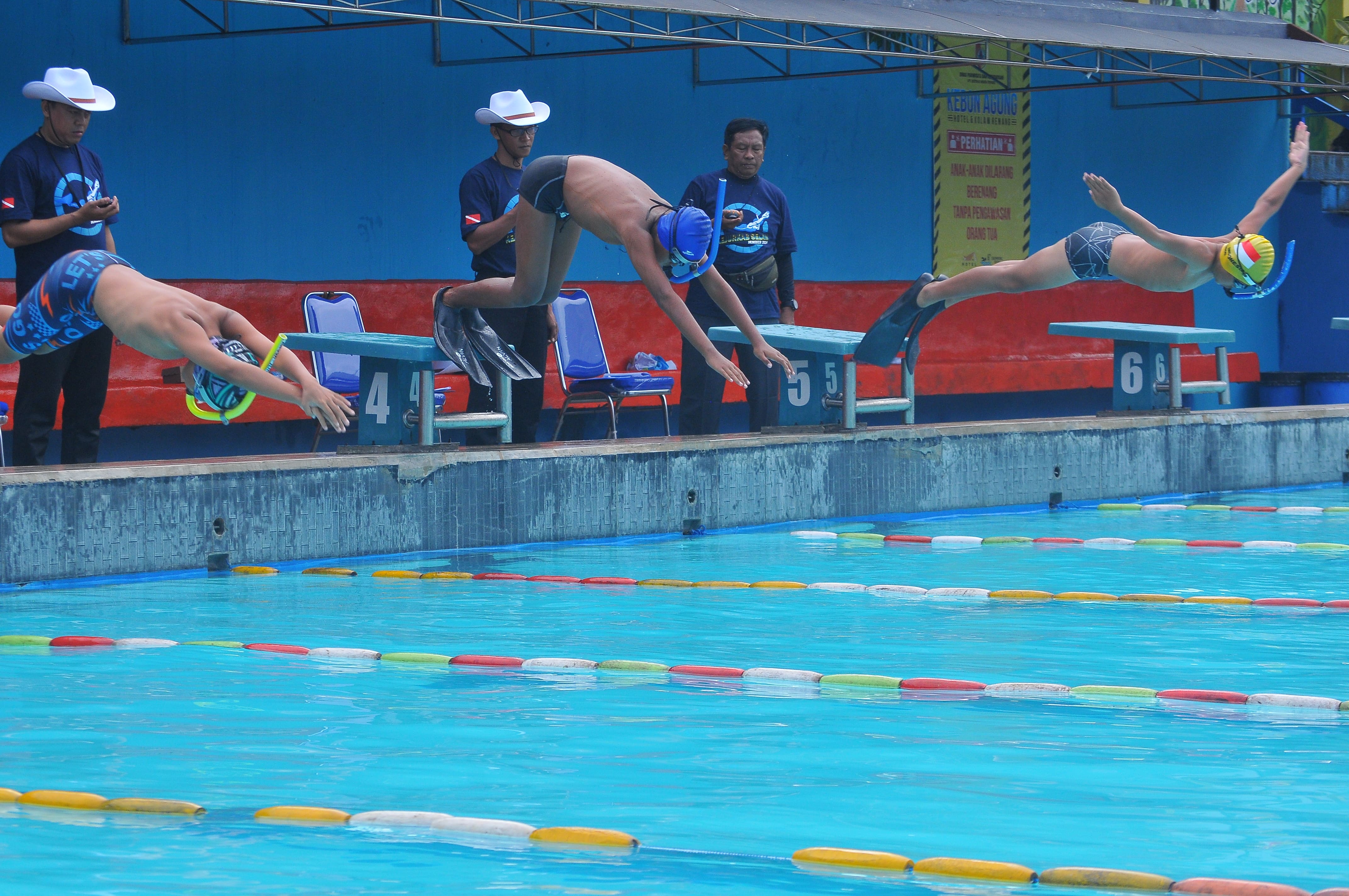 ADU CEPAT: Atlet selam unjuk kemampuan pada Festival Aquatic di Kolam Renang Kebonagung, Minggu (9/6).(TRI JOKO S/RADAR JEMBER)