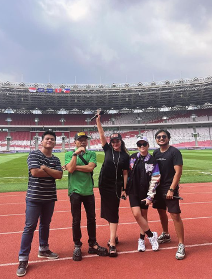 PERSIAPAN: Anang Hermansyah & friends sebelum bernyanyi di SUGBK Senayan malam tadi. (DOK Instagram Anang Hijau)