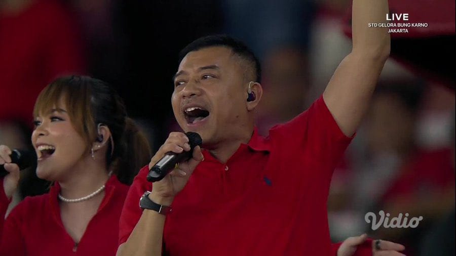DISORAKI PENONTON: Tangkapan layar Anang Hermansyah ketika bernyanyi usai laga Timnas vs Filipina tadi malam.