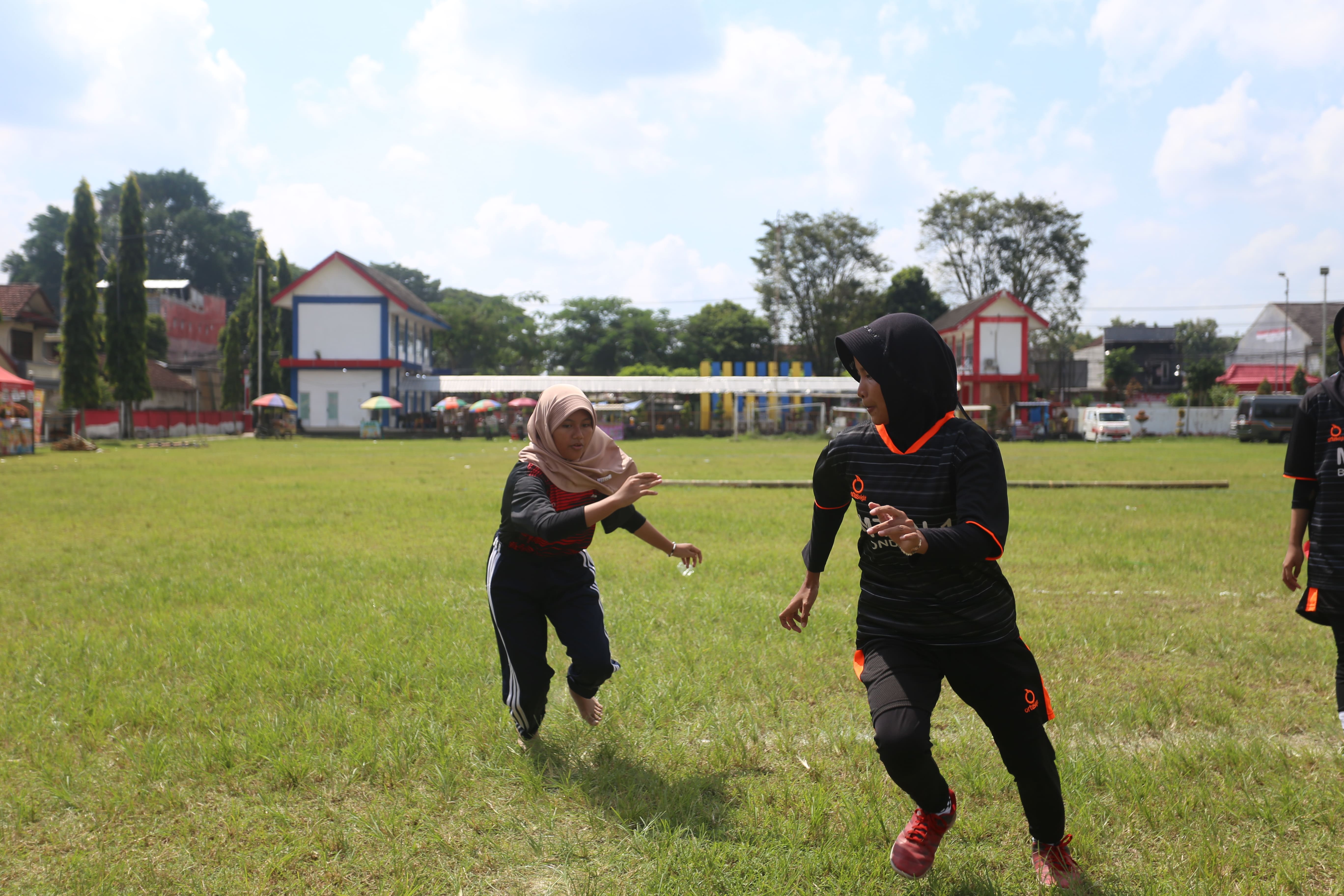 JUNJUNG SPORTIVITAS: Pelajar antusias mengikuti pertandingan gobak sodor dalam Kejuaraan Olahraga Tradisional Bupati Cup, Selasa (11/6). (YULIO FA/RADAR JEMBER)